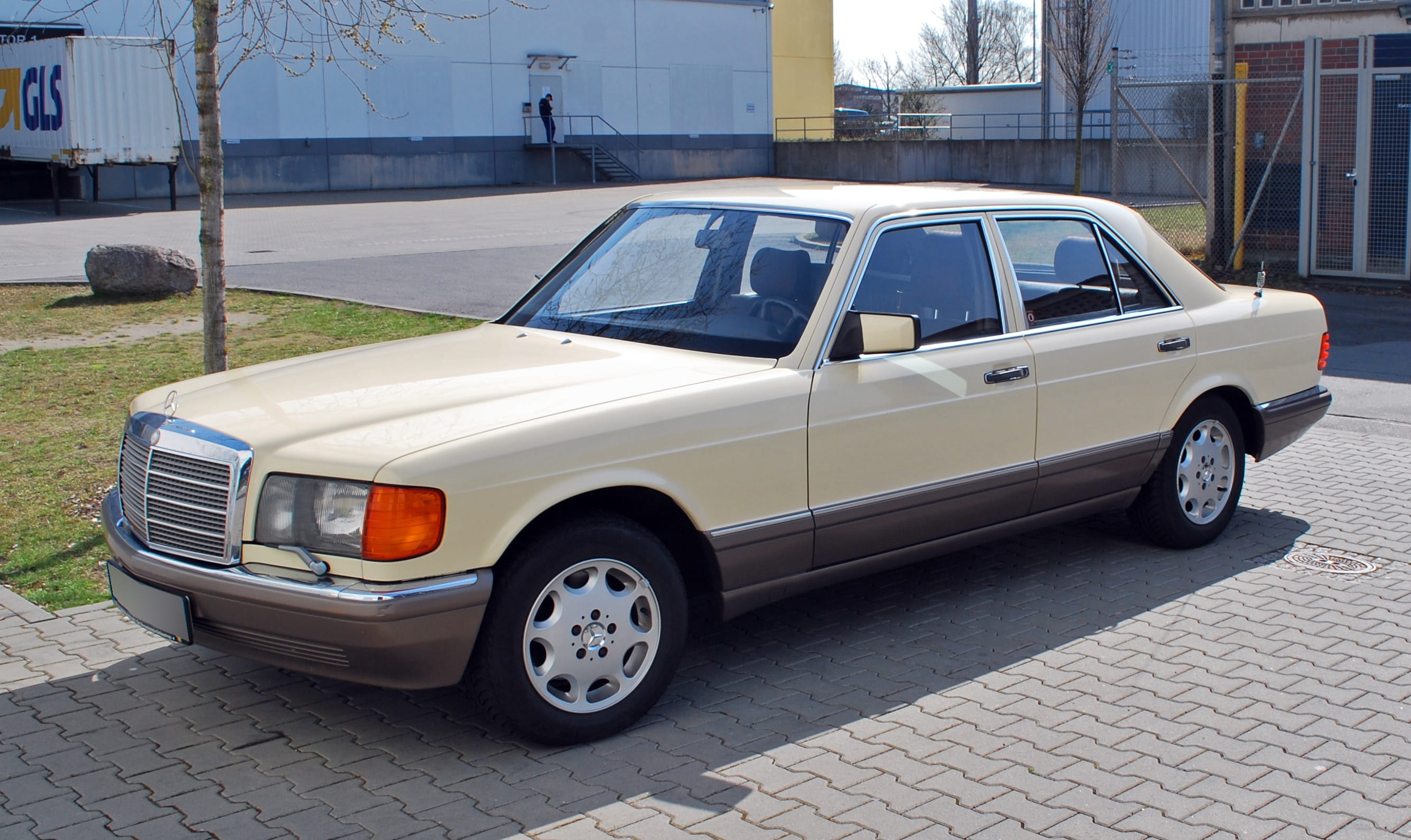 mercedes, mode of transportation, no people, limousine, travel, motor vehicle, w126, vehicle, car, parking, day, building exterior, road, 2K, street, land vehicle, HD Wallpaper