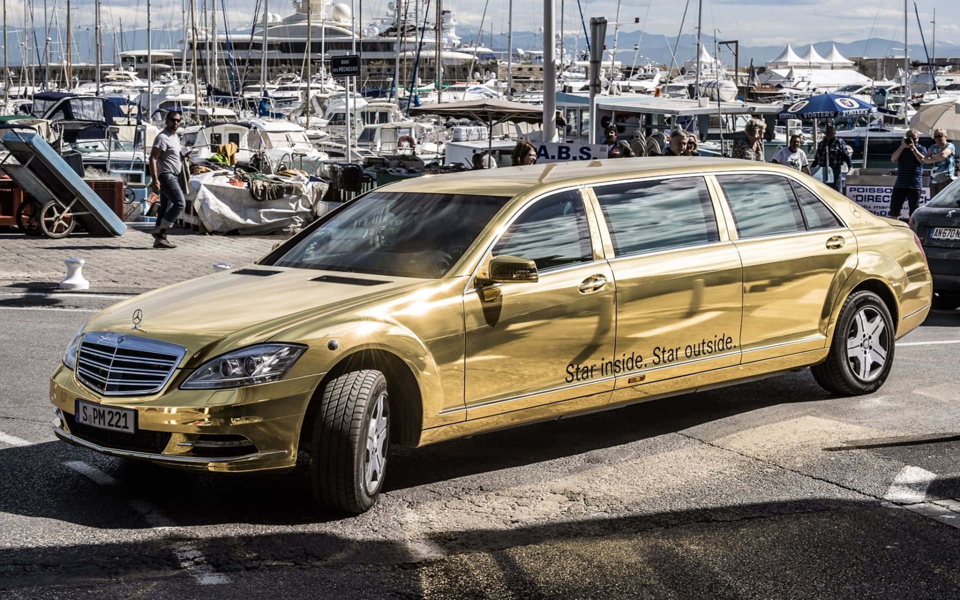 city, taxi, sunlight, Mercedes-Benz, building exterior, Pullman, car, day, benz, gold, incidental people, vintage car, yachts, street, built structure, HD Wallpaper