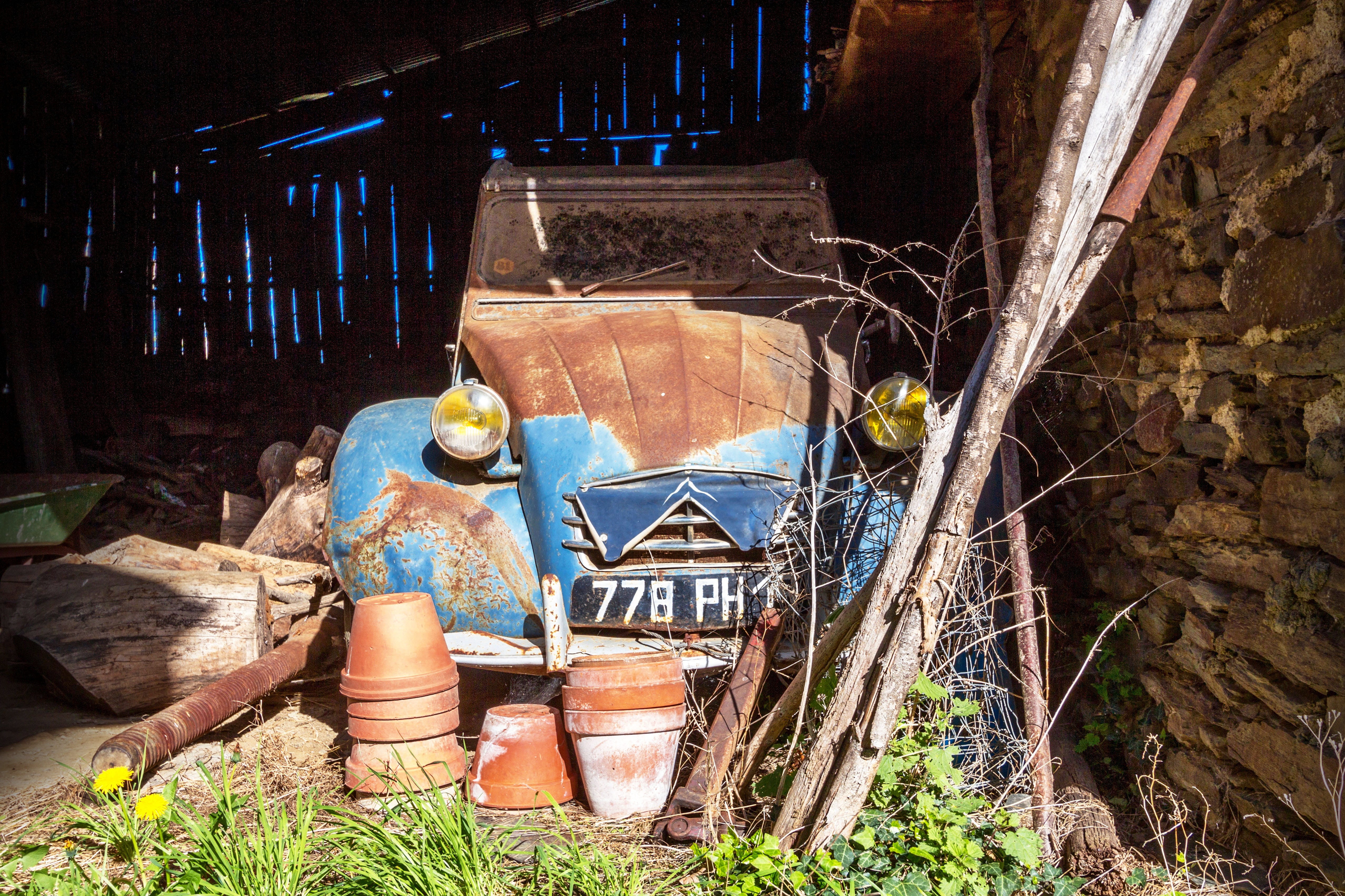 outdoors, wood, damaged, car, rust, abandoned, france, vintage, antique car, barn, built structure, 2cv, deterioration, oldtimer, architecture, plant, classic, HD Wallpaper