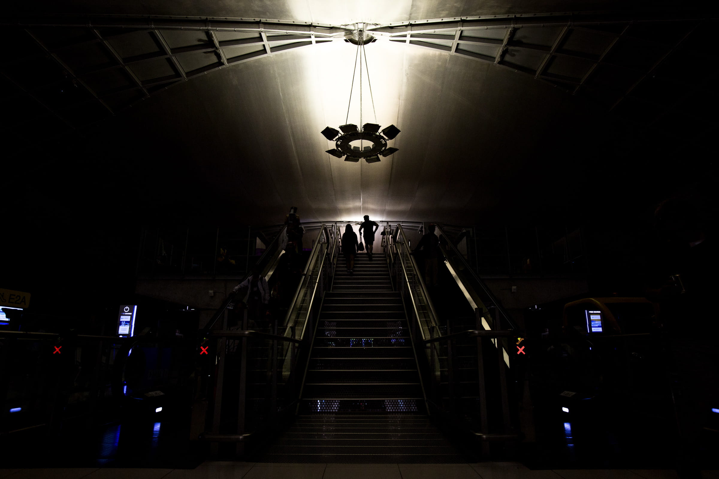 transportation, terminal, 1080P, direction, women, light, indoors, railing, the way forward, traveler, men, bkk, ceiling, real people, illuminated, bw, HD Wallpaper