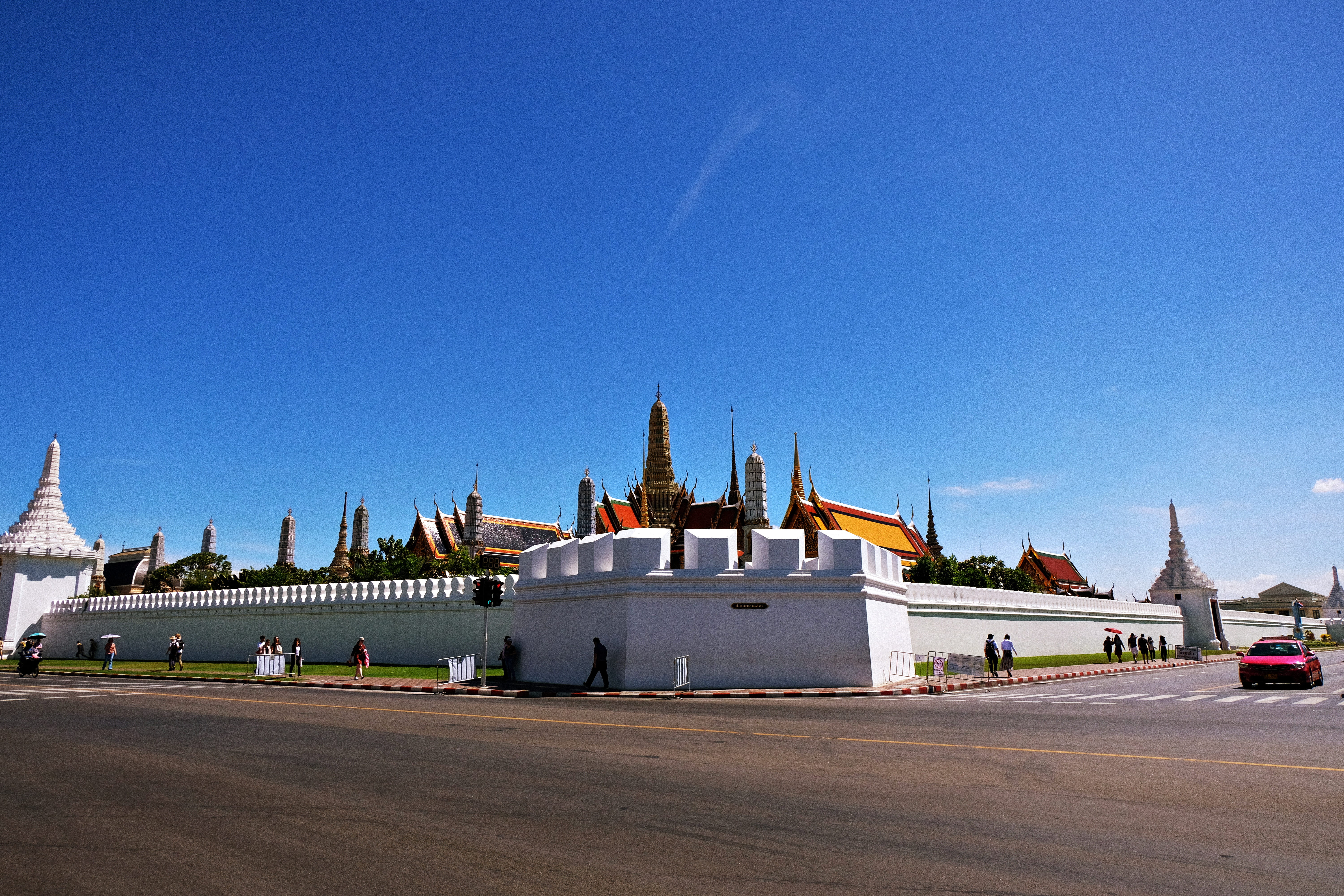 5K, history, thailand, street, sky, nature, old, bangkok, built structure, outdoors, city, blue, wat phra kaew, incidental people, bluesky, building, bkk, HD Wallpaper