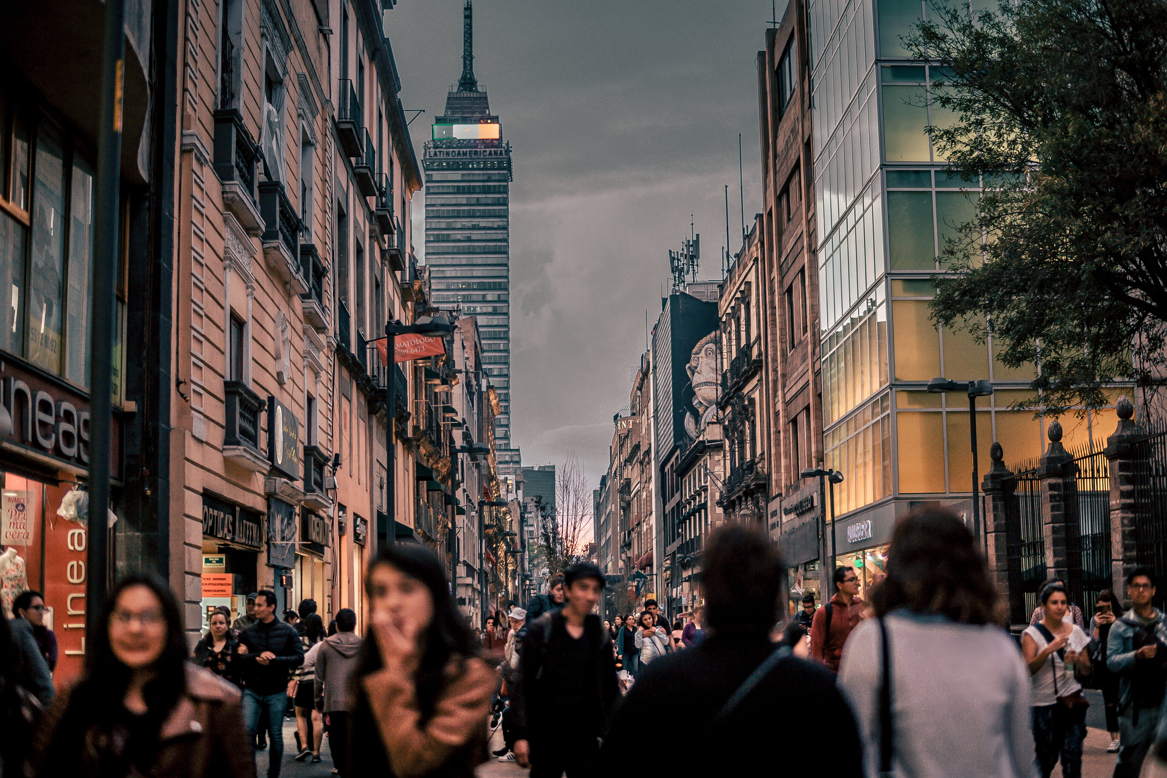 surrounded, day, Madero, people, outdoors, crowd, light, lot, concrete, cityscape, crowded, built structure, architecture, structures, urban Scene, large Group Of People, HD Wallpaper