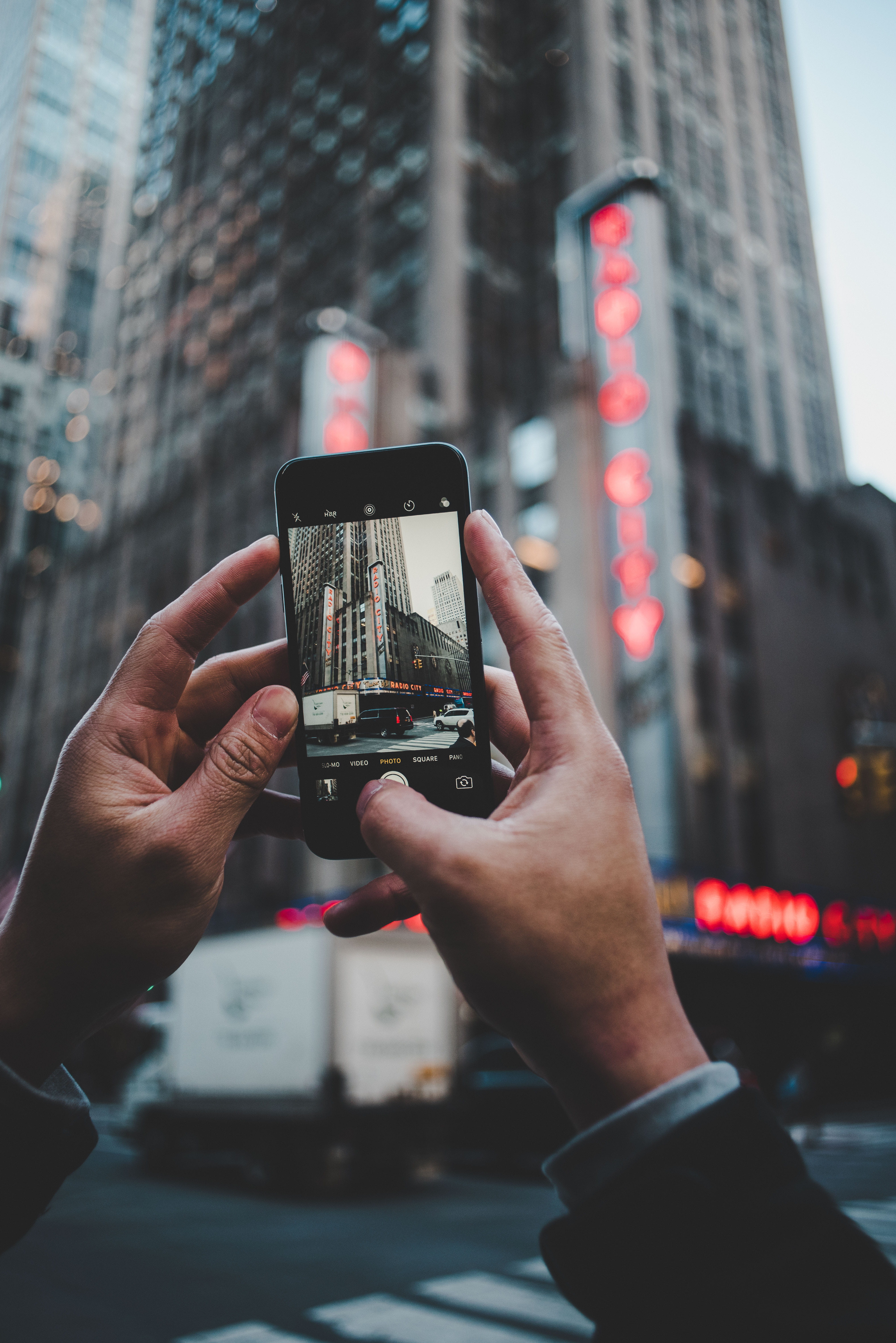 tech, portable Information Device, telephone, metropoli, people, cityscape, phone, urban Skyline, model, nyc, downtown District, holding, cell phone, new York City, Phone HD Wallpaper