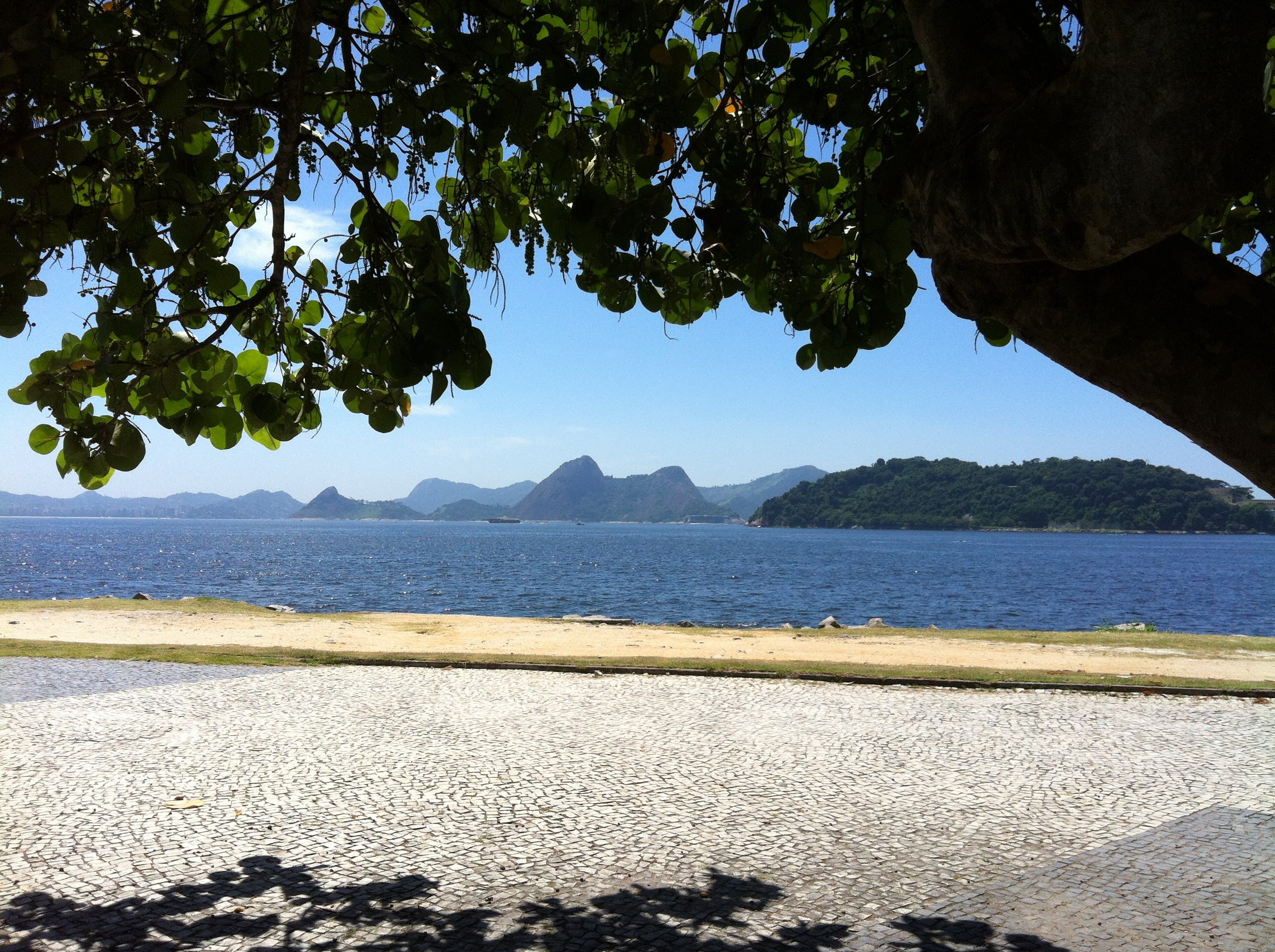 beauty in nature, flamengo, no people, tranquil scene, beach, tree, land, water, outdoors, rio de janeiro, holidays, mountains, lake, nature, mar, ocean, HD Wallpaper