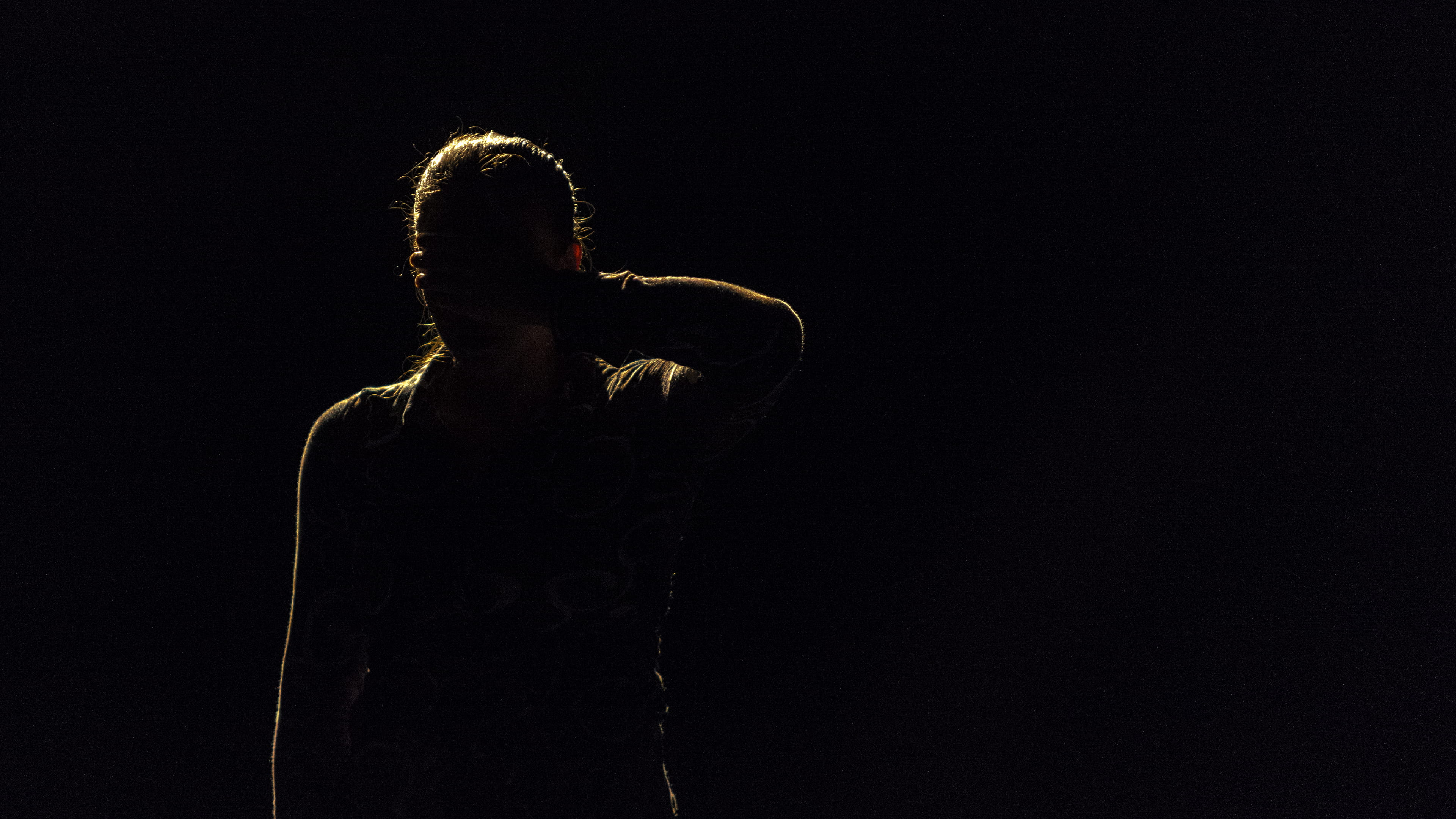 performance, eye, one person, plant, person, female, flora, copy space, 4K, waist up, young adult, dance, dark, hairstyle, three quarter length, music, HD Wallpaper