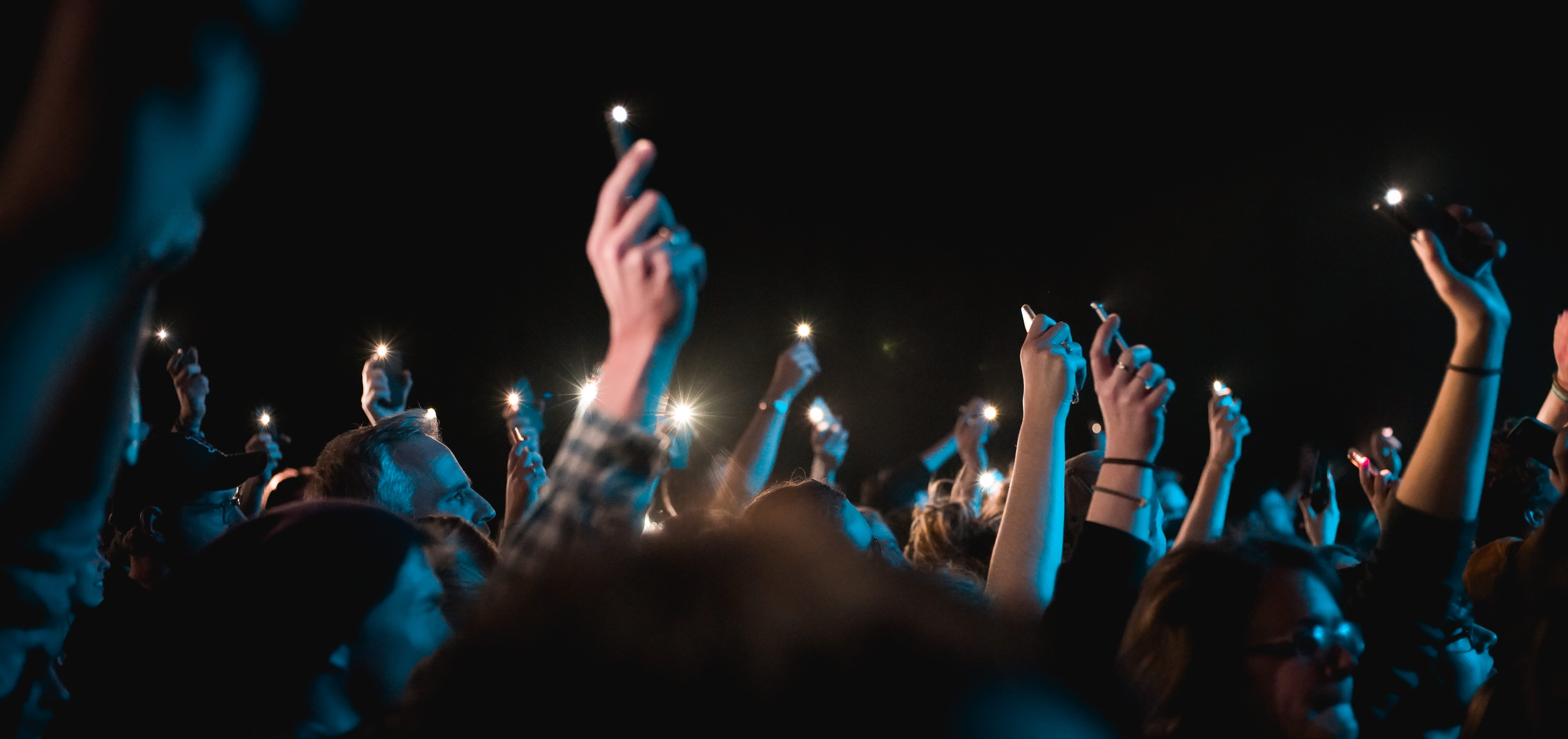 lowlight, sony a7r3, hand raised, music festival, freiburg im breisgau, human arm, konzert, 8K, enjoyment, germany, liebe, stage, lights, kultur, large group of people, HD Wallpaper