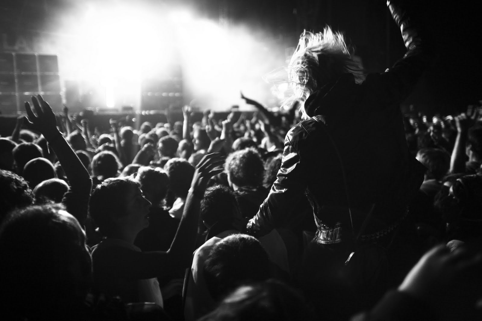 rock music, arts culture and entertainment, 720P, pop rock, arms raised, musician, group of people, performing arts event, spectator, human arm, enjoyment, HD Wallpaper
