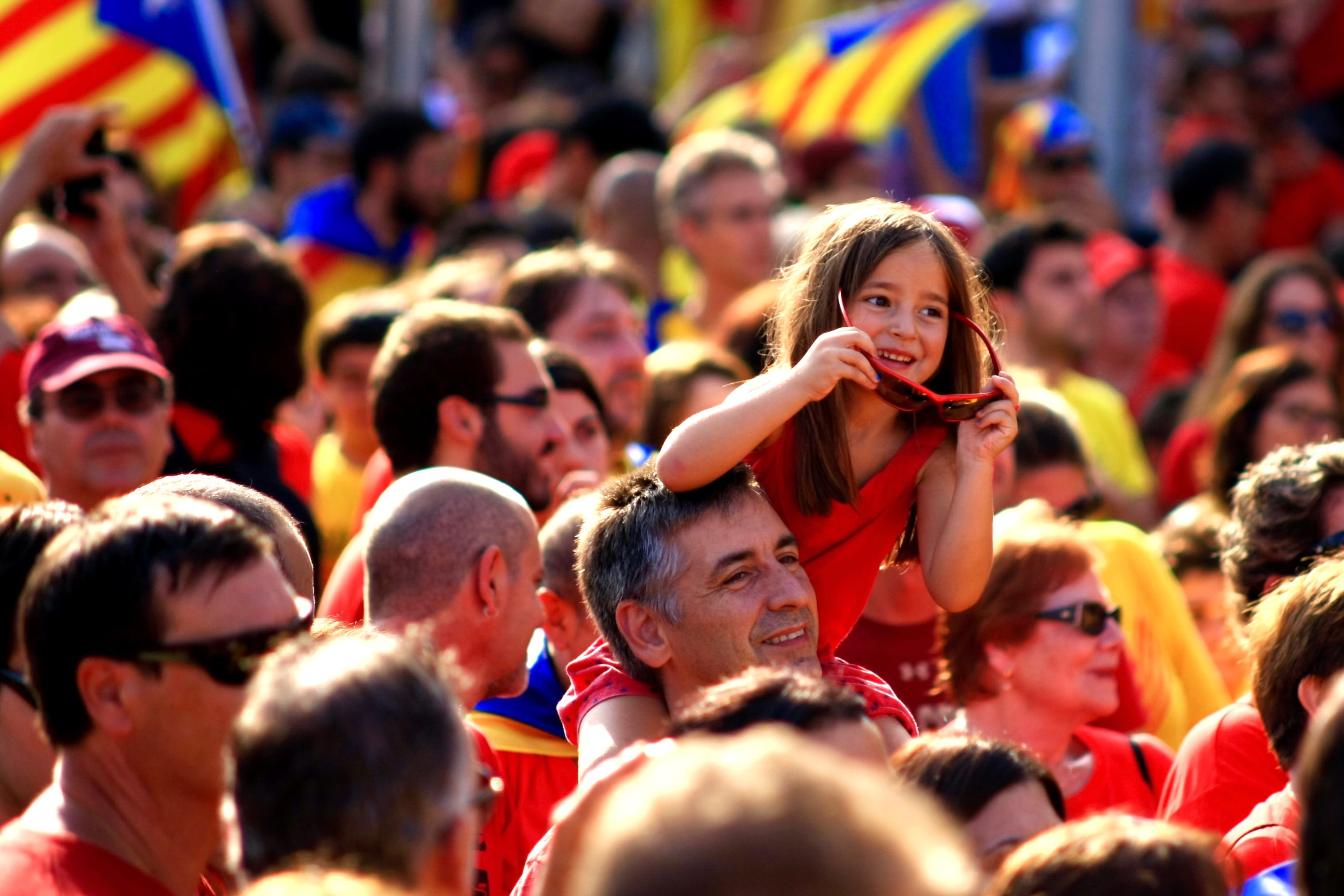 spectator, gran via de les corts catalanes, adult, sport, excitement, fan - enthusiast, applauding, father and child, barcelona, sunglass, crowd, outdoors, HD Wallpaper