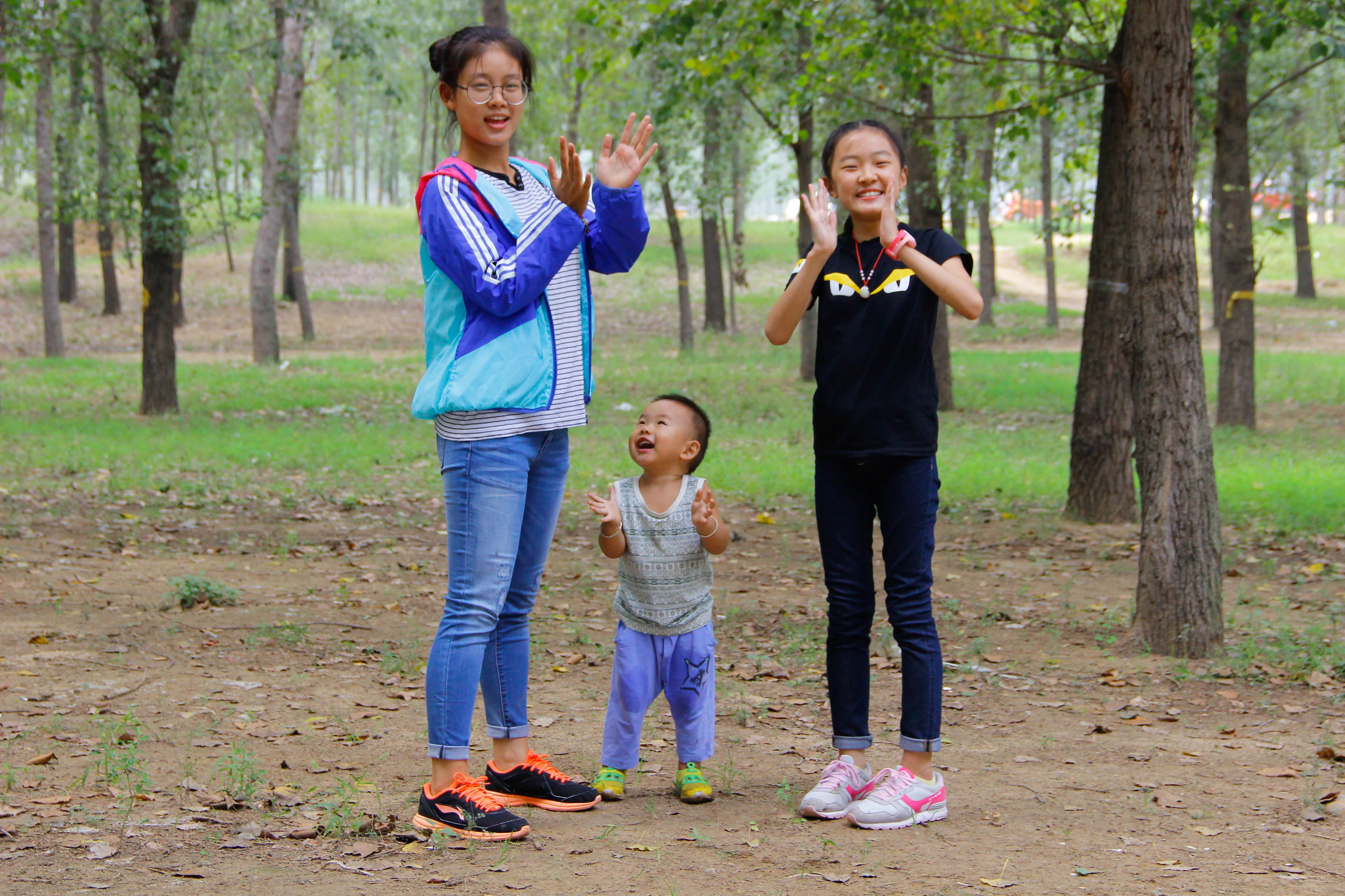 outdoors, togetherness, emotion, parent, cute, offspring, child, childhood, smiling, mother, sister, applaud, girls, daughter, males, 5K, females, capture, HD Wallpaper