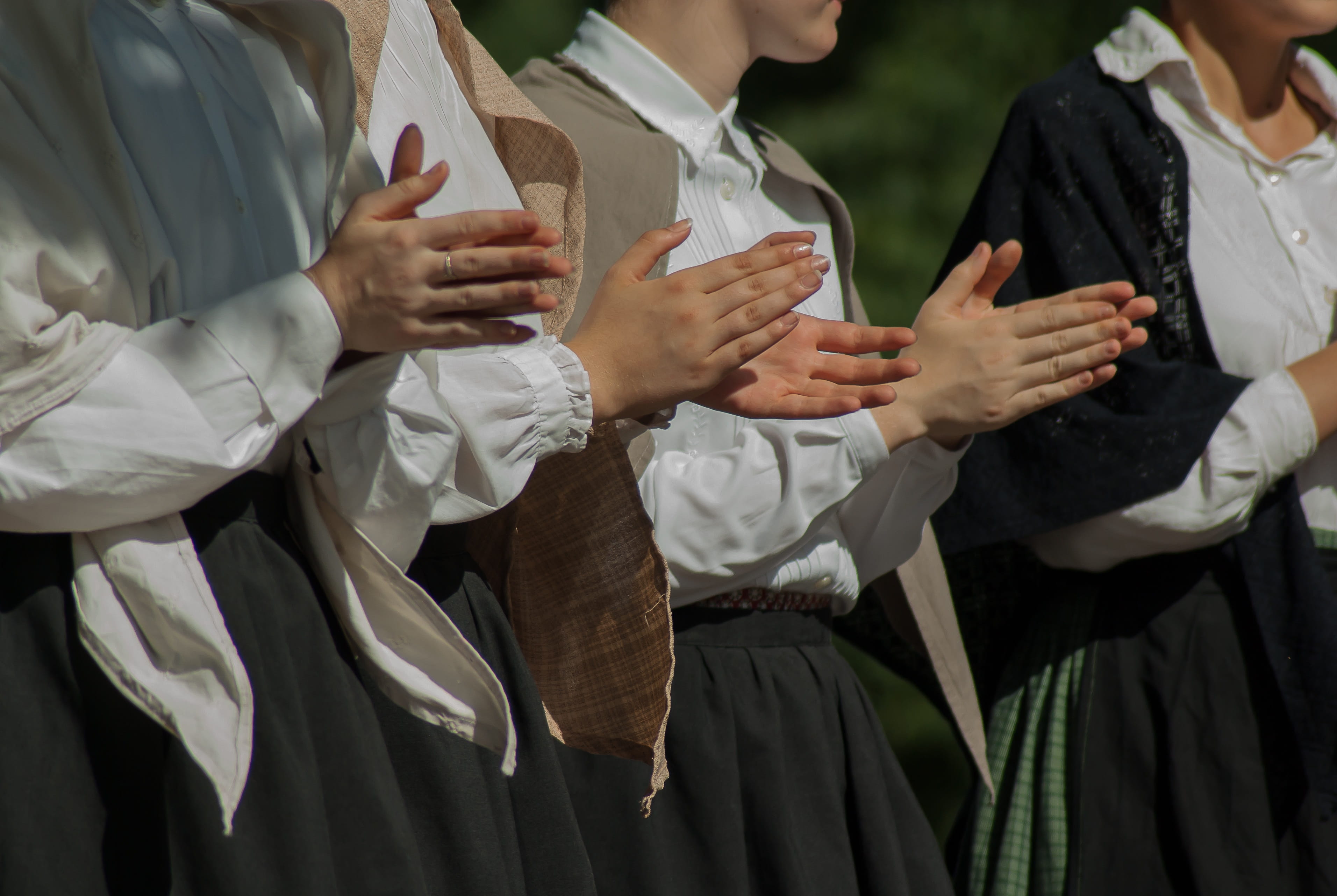 standing, lifestyles, group of people, applaud, acclamation, clothing, 2K, girls, men, religion, women, leisure activity, friendship, belief, child, traditional clothing, HD Wallpaper