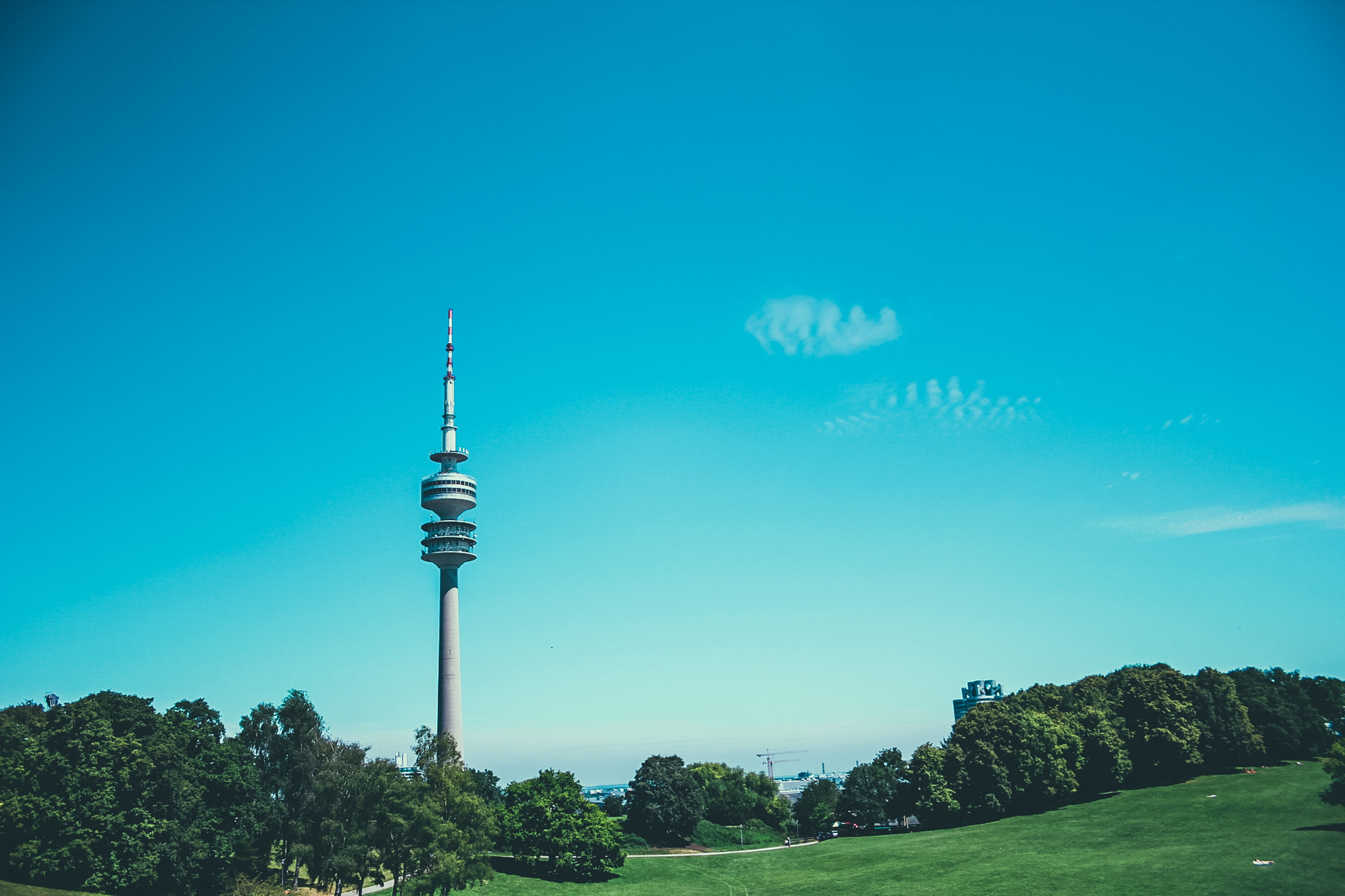built structure, tall - high, tower, germany, high tower, tree, communication, münchen, sky, no people, woods, nature, blue, travel, hd, gras, HD Wallpaper