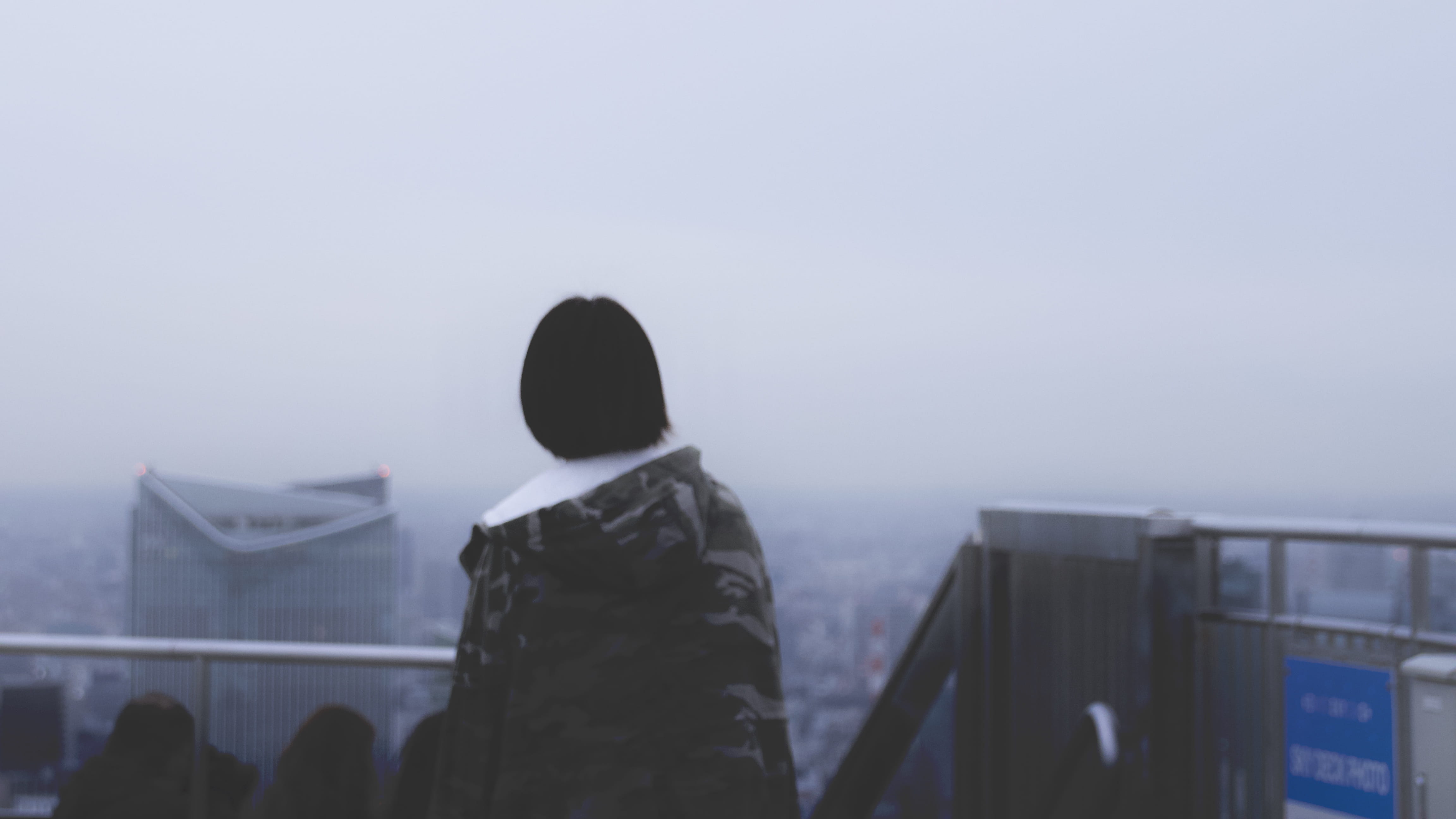 outdoors, copy space, asia, city, 4K, building exterior, lifestyles, day, men, minato, adult, nature, sky, unrecognizable person, mori-building, real people, HD Wallpaper