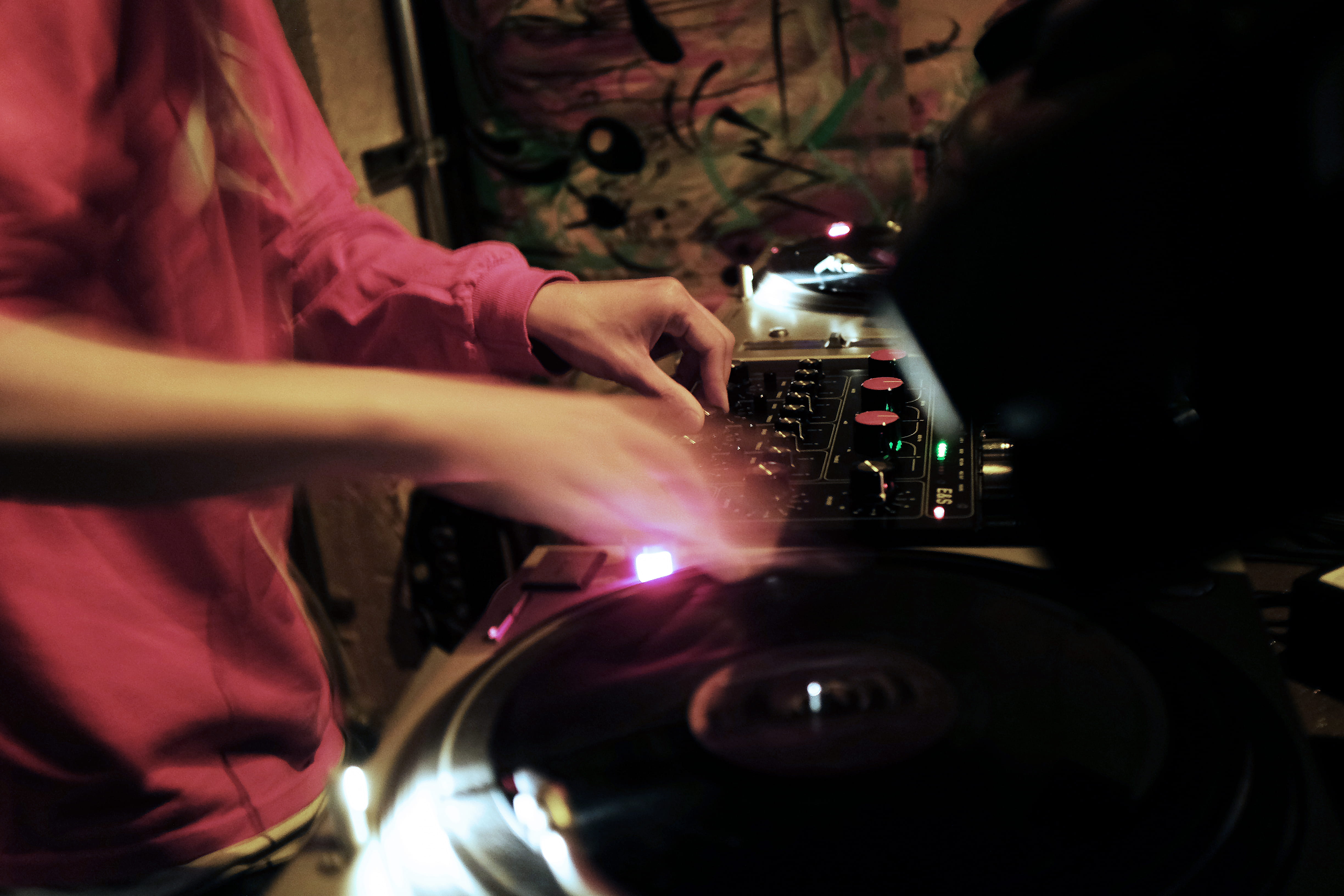 chill, adult, men, hand, party, selective focus, cool, electronic, spin, human hand, night, real people, japan, indoors, music, 4K, record, finger, decks, HD Wallpaper
