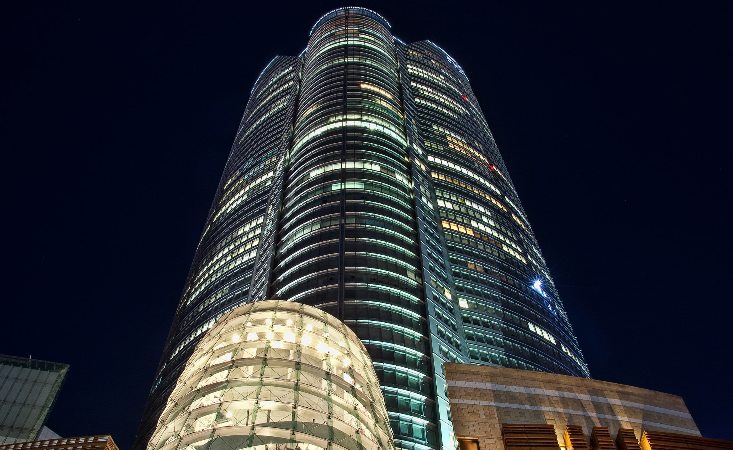 illuminated, nikond40, 2K, Amber, low angle view, built structure, building exterior, night, Tokyo, travel destinations, office, tower, no people, financial district, HD Wallpaper