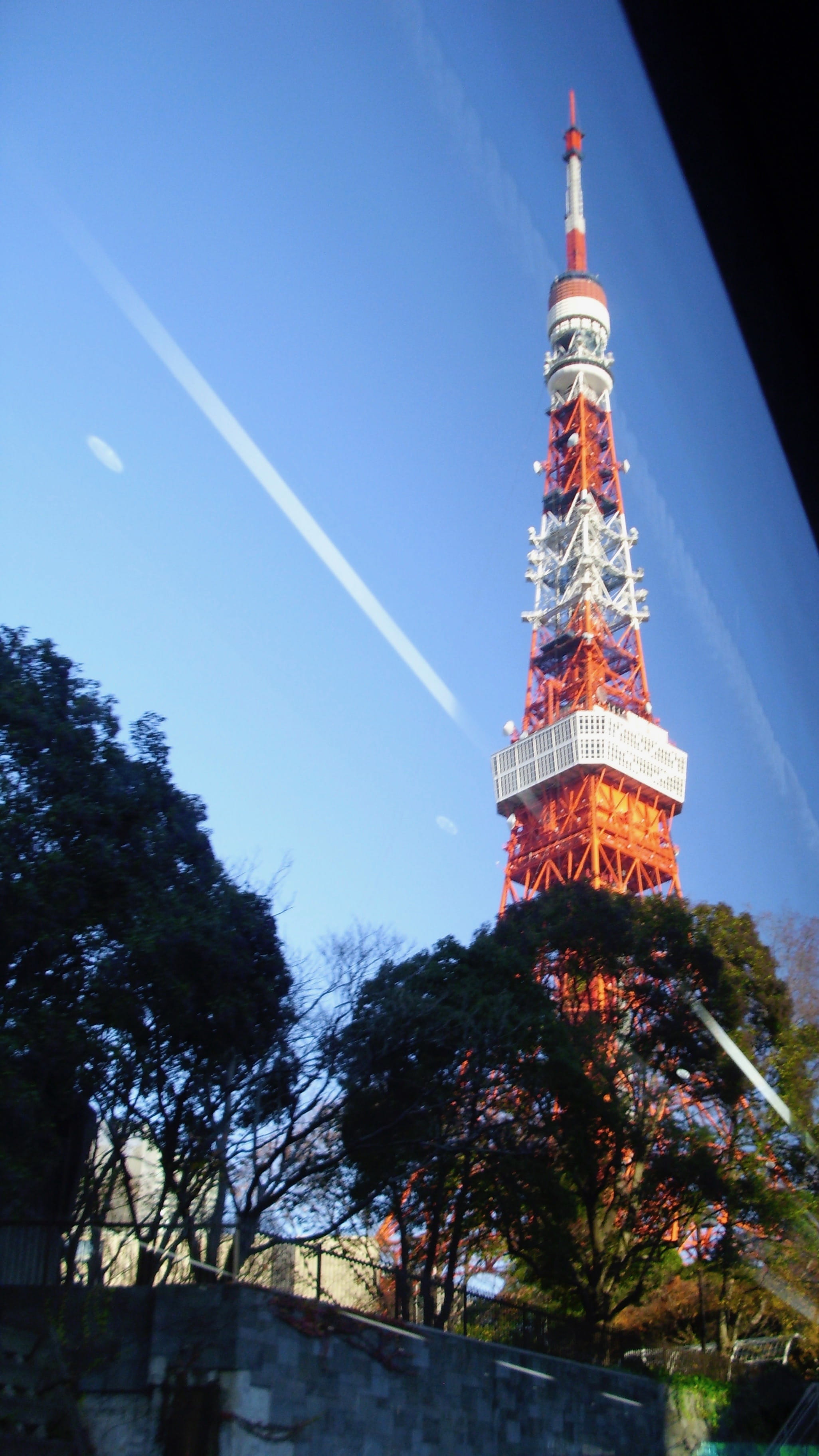 building, cloud - sky, minato-ku, outdoors, 2K, no people, 4 chome-2-8 shibakōen, travel destinations, vapor trail, plant, tree, tokyo, tokyo tower, low angle view, Phone HD Wallpaper