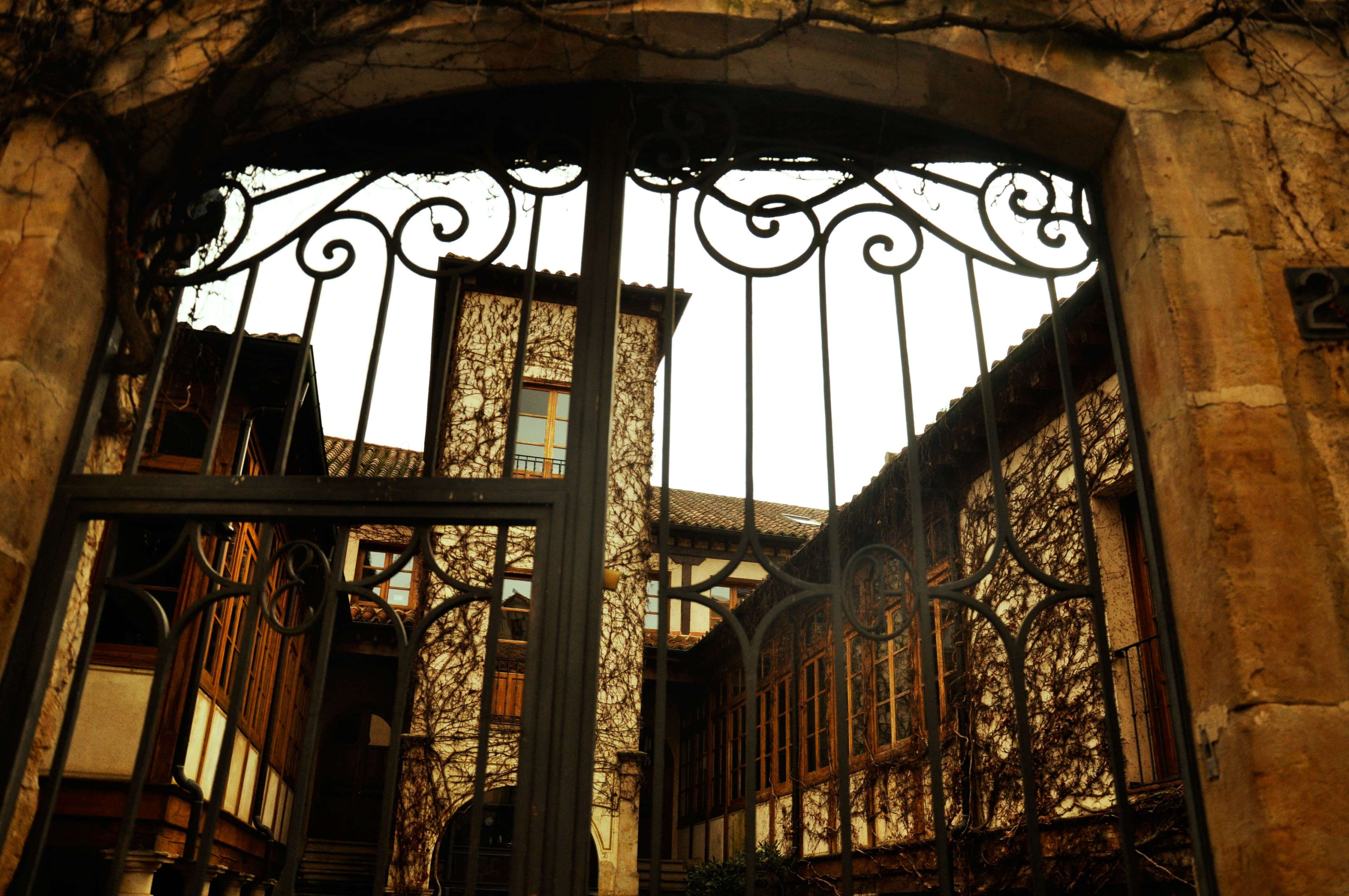 arch, metal, window, history, no people, safety, house, 4K, outdoors, iron - metal, espanha, spain, ornate, low angle view, ciudad, the past, built structure, HD Wallpaper