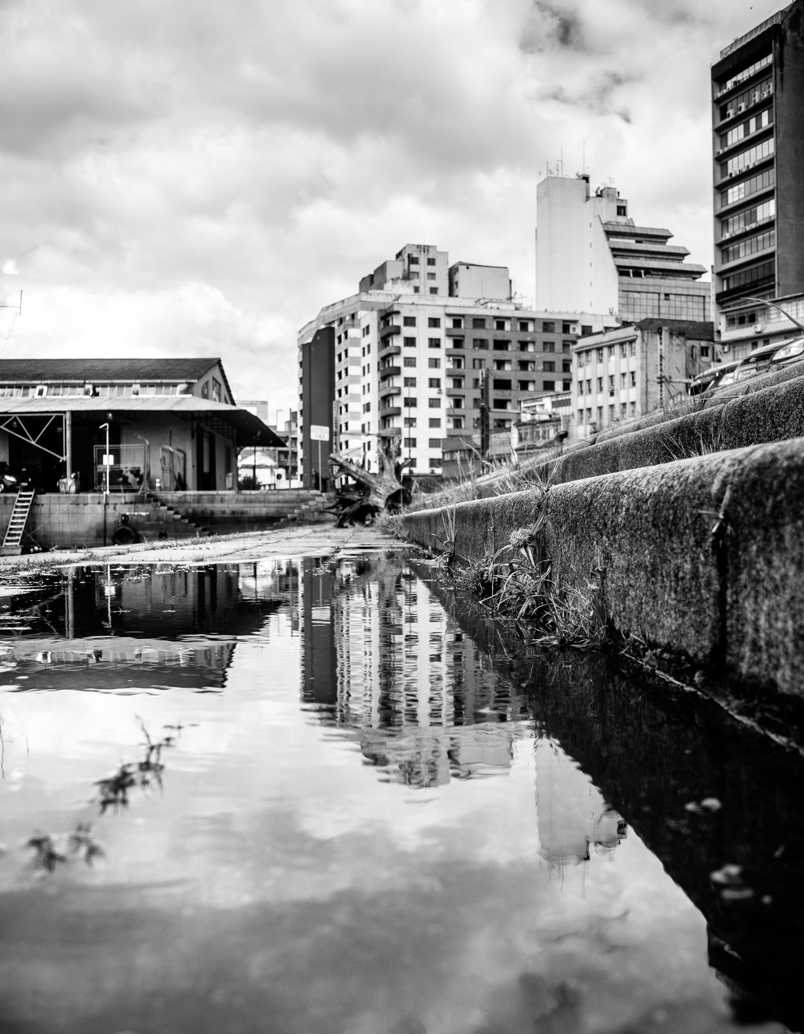 cloud - sky, reflection, building exterior, building, street, connection, gray, sky, no people, water, concrete, brazil, residential district, bridge, apartment, Phone HD Wallpaper