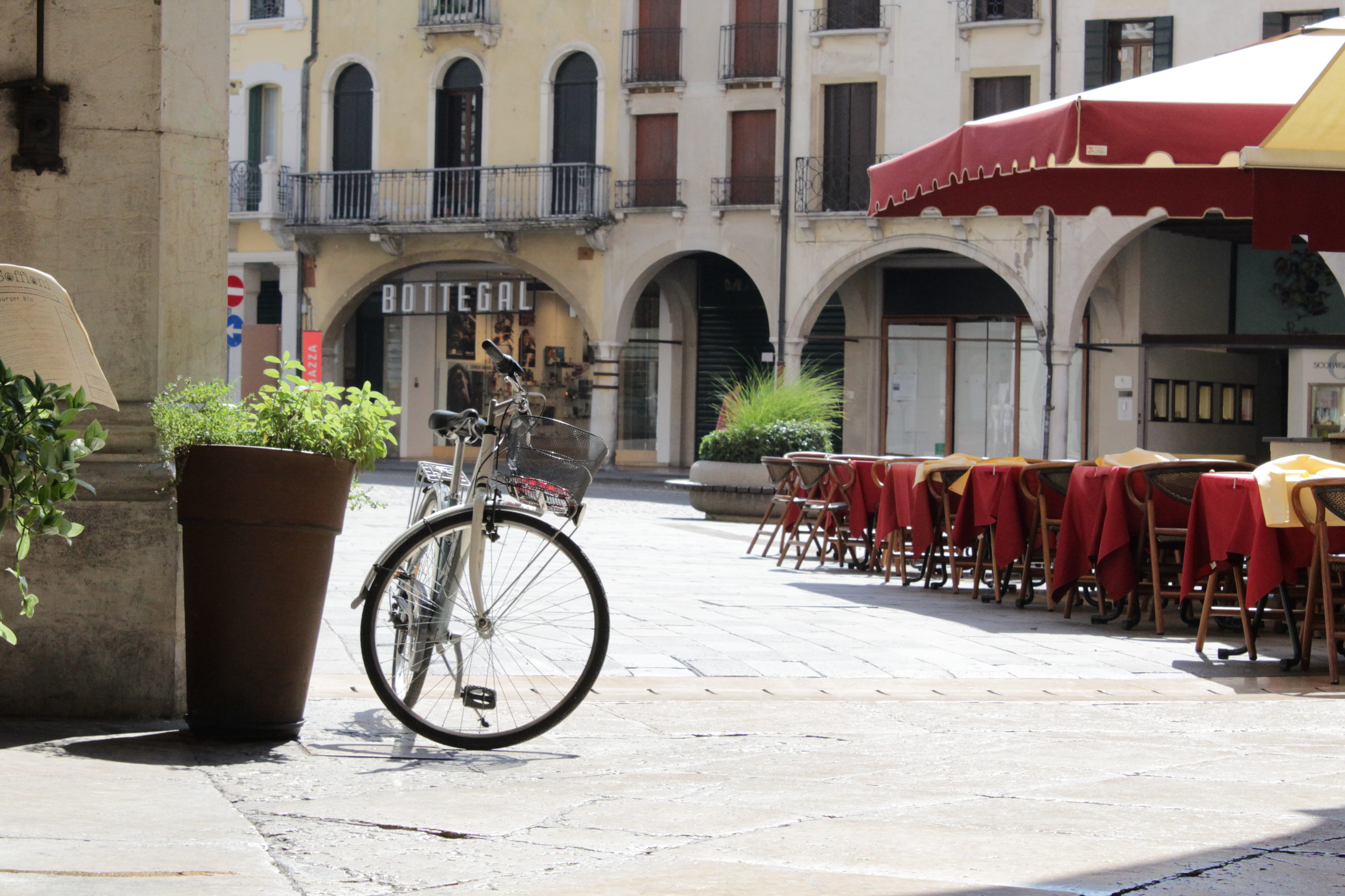 day, transportation, tavolini del bar, 5K, street, bycycle, architecture, land vehicle, built structure, plant, stationary, building, bicycle, italy, footpath, HD Wallpaper