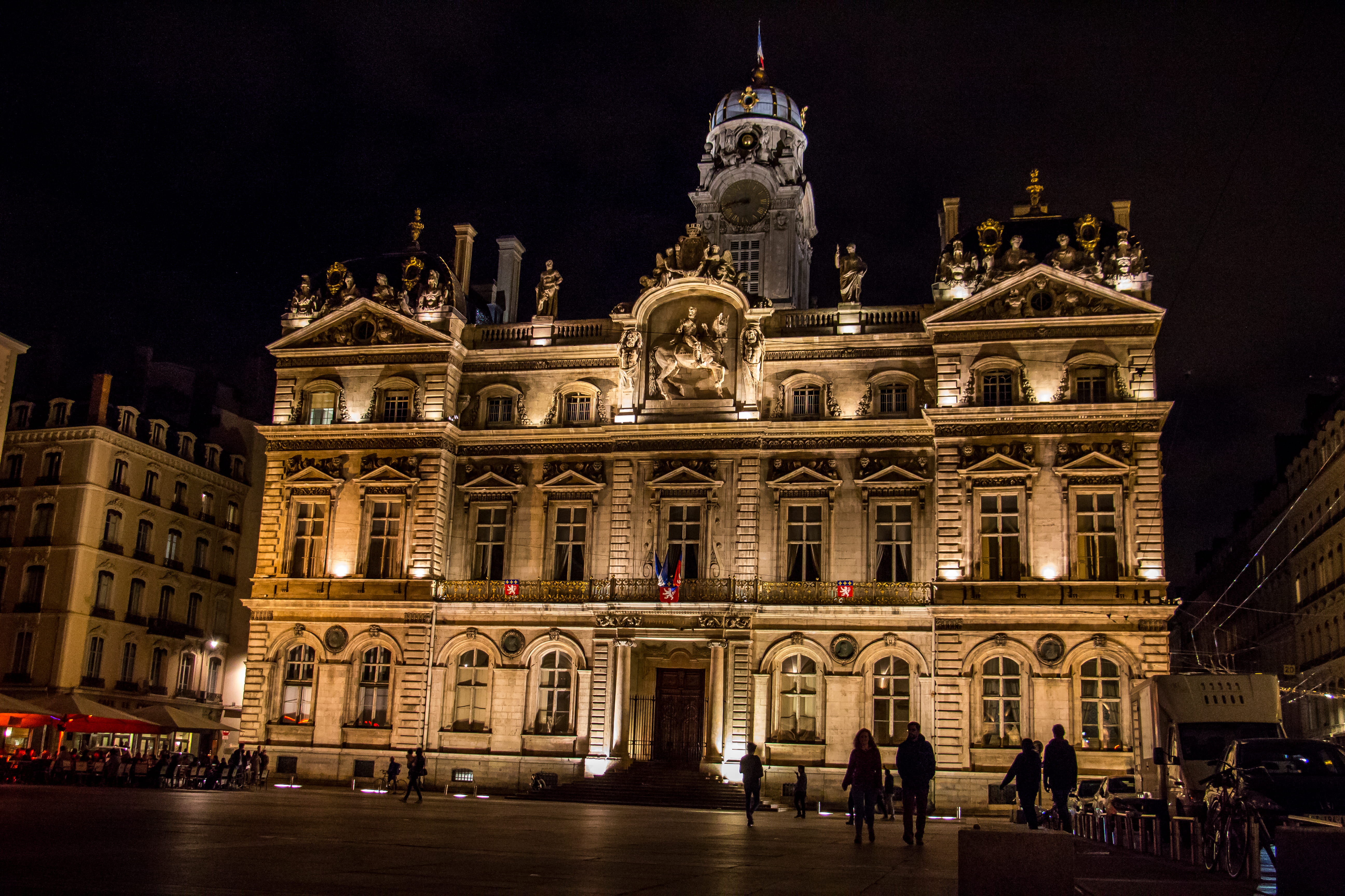 travel, incidental people, built structure, travel destinations, history, night, architecture, group of people, iphone, facade, tourism, light, city, centre ville, HD Wallpaper