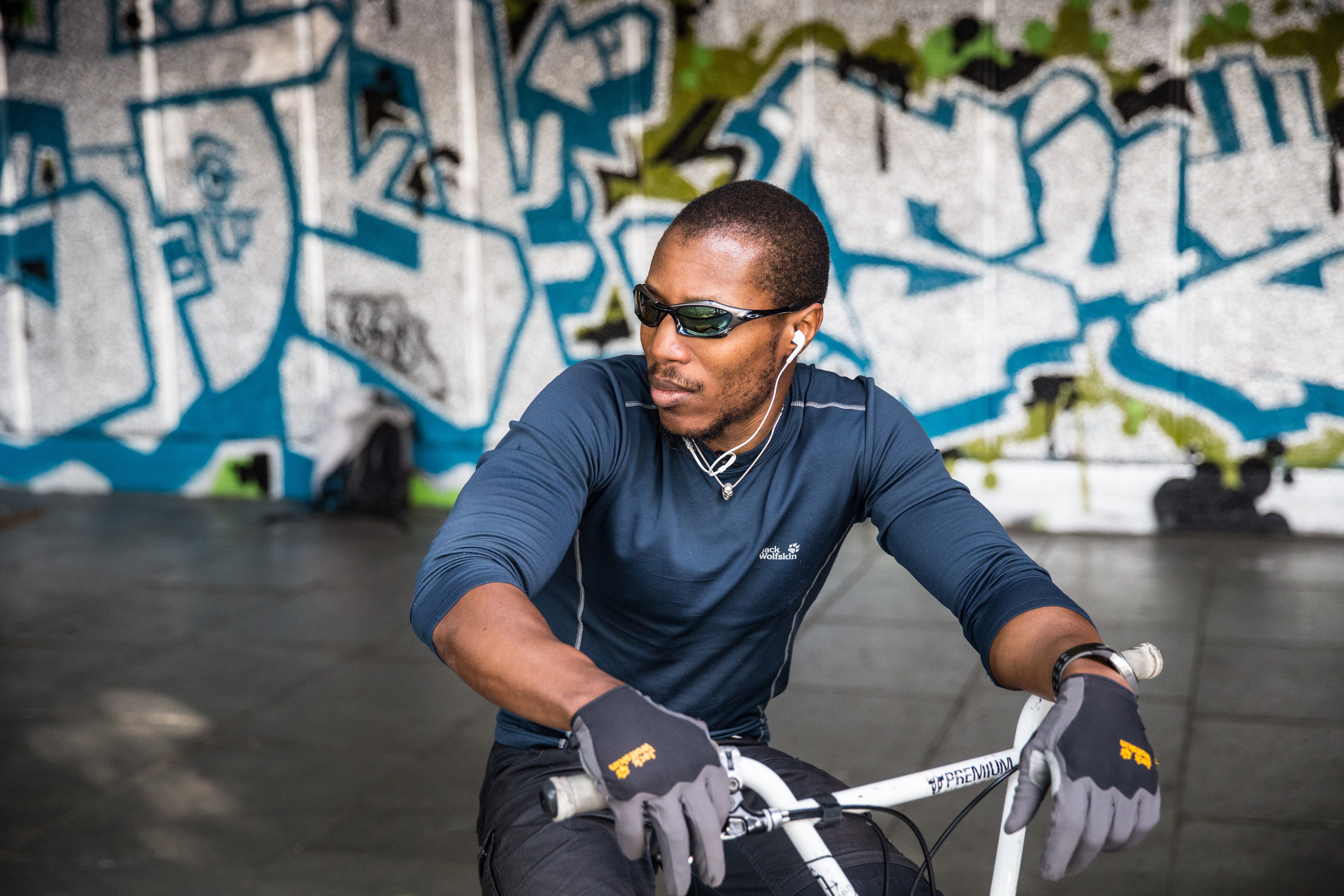 Canon 6D, spray paint, real people, street, cycling, DSLR, sport, casual clothing, transportation, d, one Man Only, young men, one Person, riding, sitting, HD Wallpaper