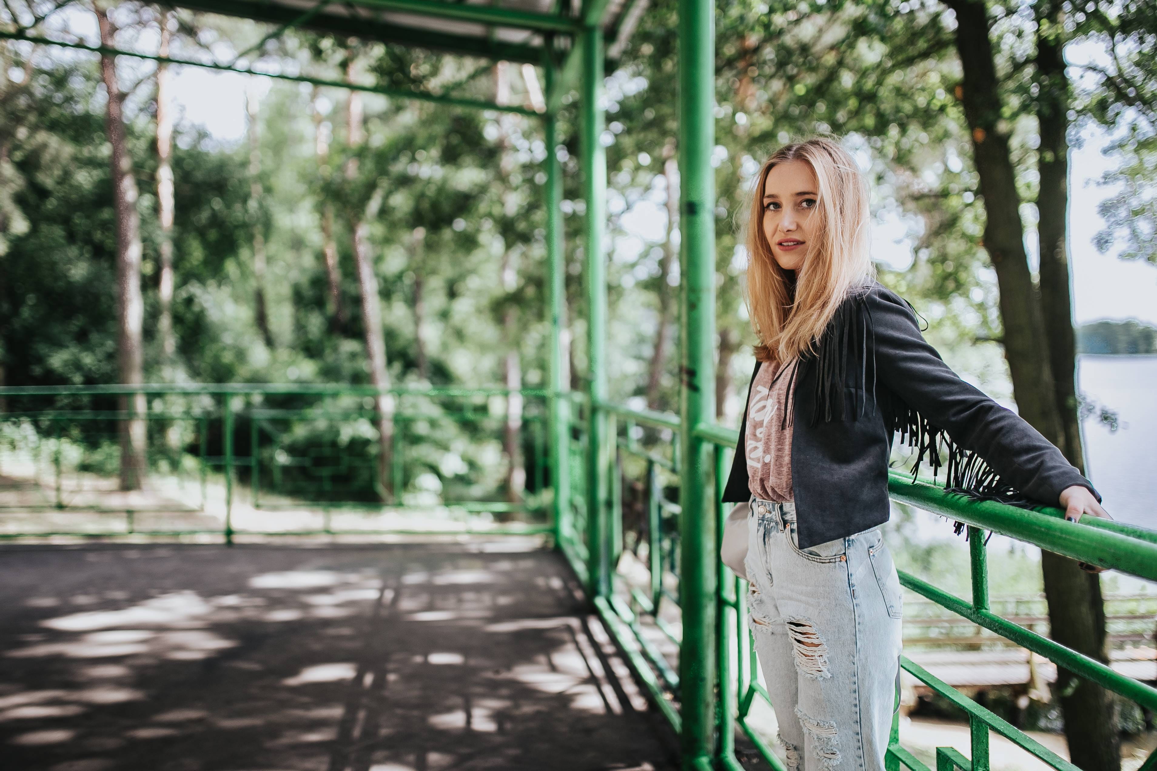 females, standing, 2K, railing, green, caucasian Ethnicity, ripped, adult, focus on foreground, tree, Blonde, side view, hair, plant, contemplation, leisure activity, HD Wallpaper