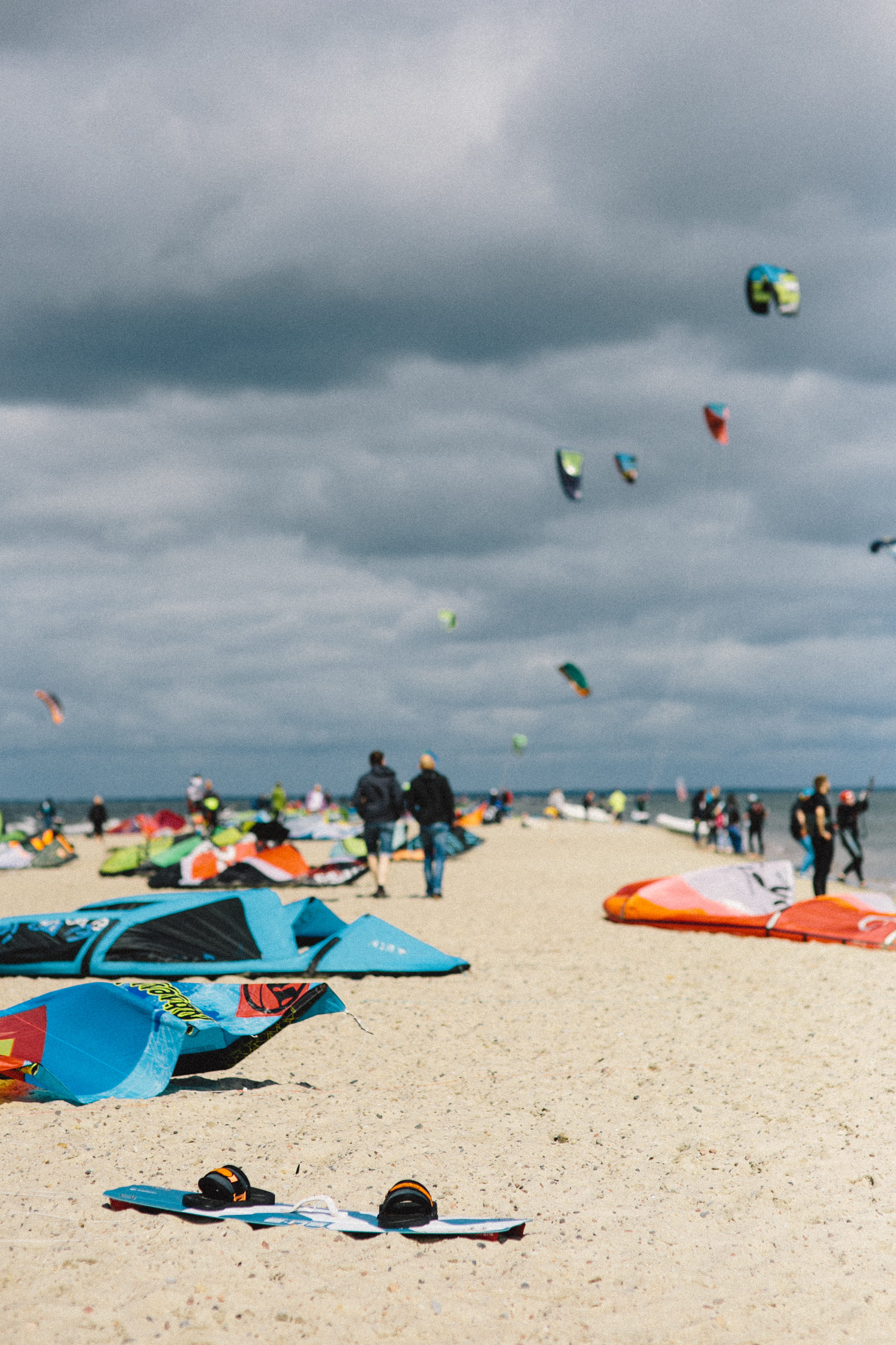 sky, coastline, day, sea, real people, surf, adventure, outdoors, cloud - sky, crowd, surfing, activity, 4K, wind, transportation, shore, sport, kiteboarding, Phone HD Wallpaper