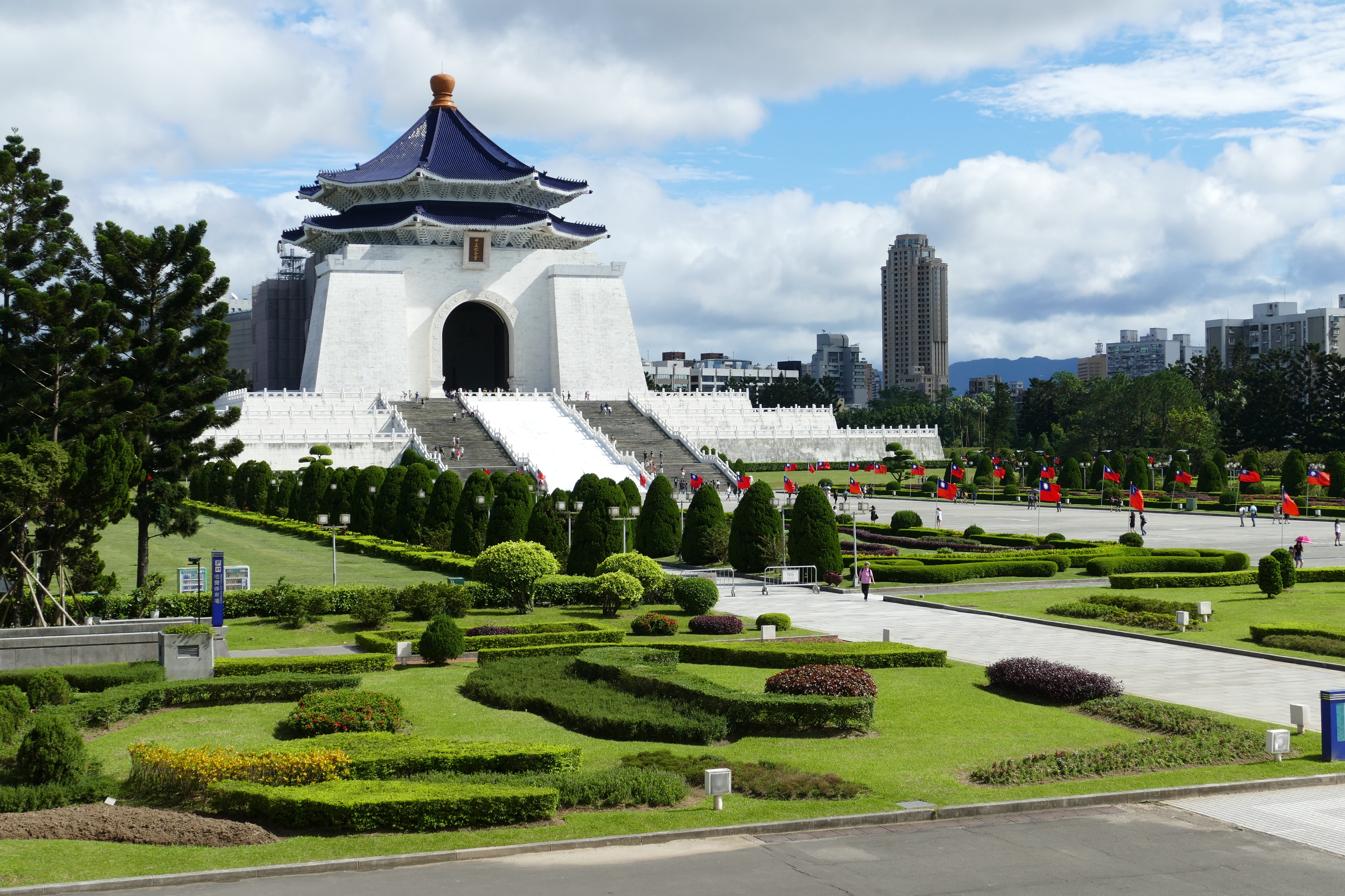 tree, no people, architectural column, city, topiary, 5K, built structure, memorial, hedge, grass, building exterior, nature, cenotaph, garden, park, taipei, HD Wallpaper