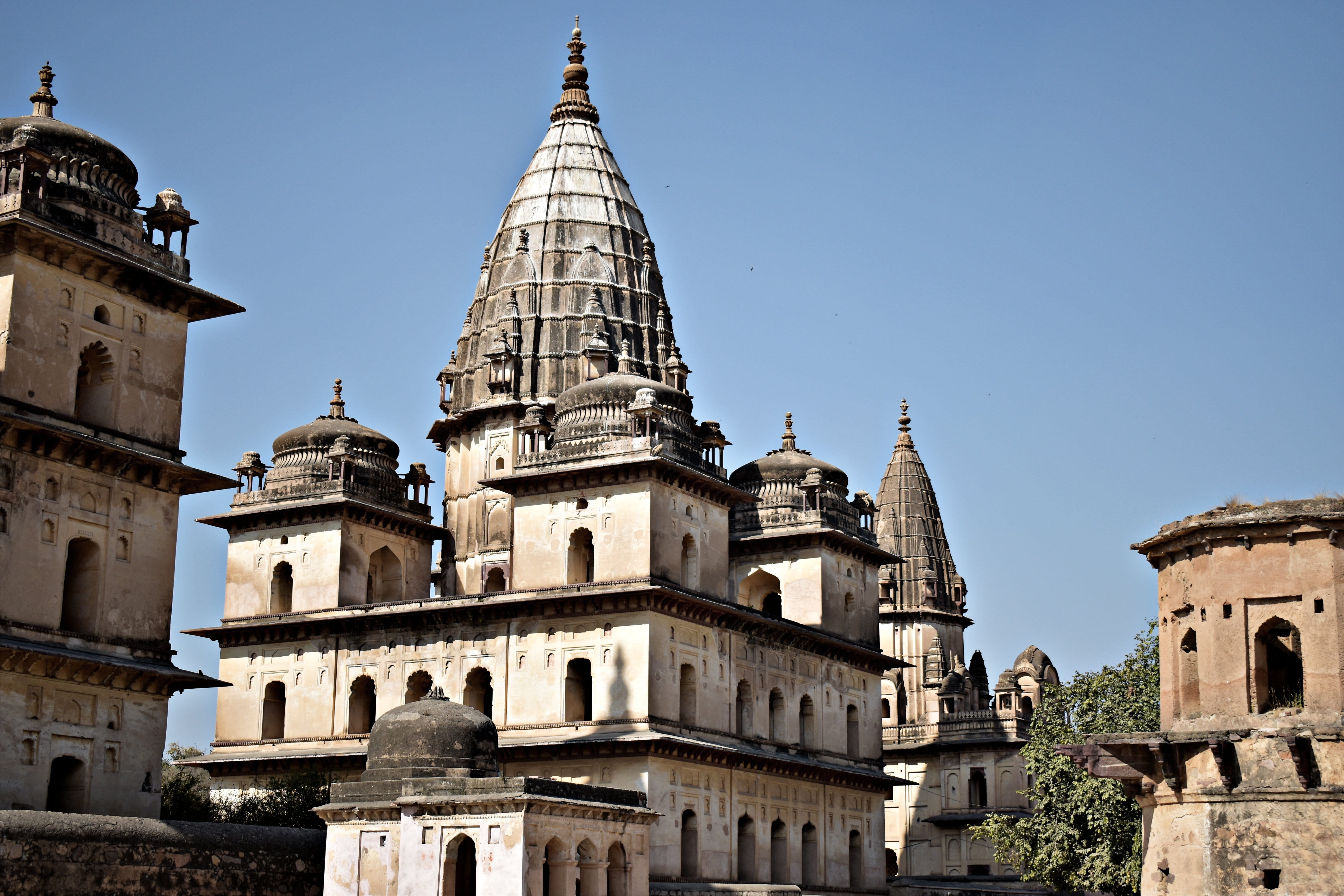 place of worship, madhya pradesh, tourism, low angle view, outdoors, the past, orchha, travel, building, sky, spirituality, cenotaph, 5K, spire, memorial, HD Wallpaper