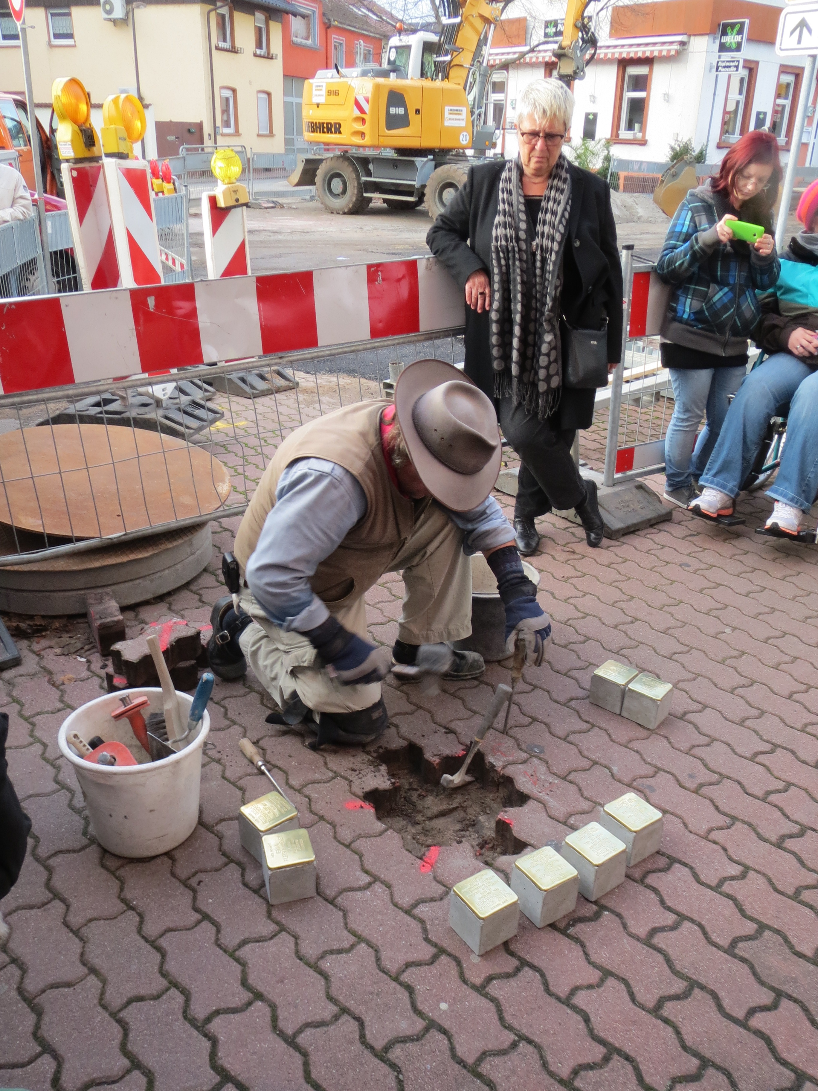 men, paving stone, cenotaph, street, germany, container, city, full length, adult, architecture, brass, senior adult, stolpersteine, day, holding, footpath, Phone HD Wallpaper