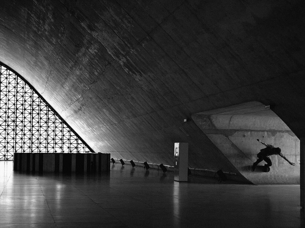 incidental people, women, building, wall - building feature, skateboard, 720P, leisure activity, built structure, monochrome, Brasil, architectural column, HD Wallpaper