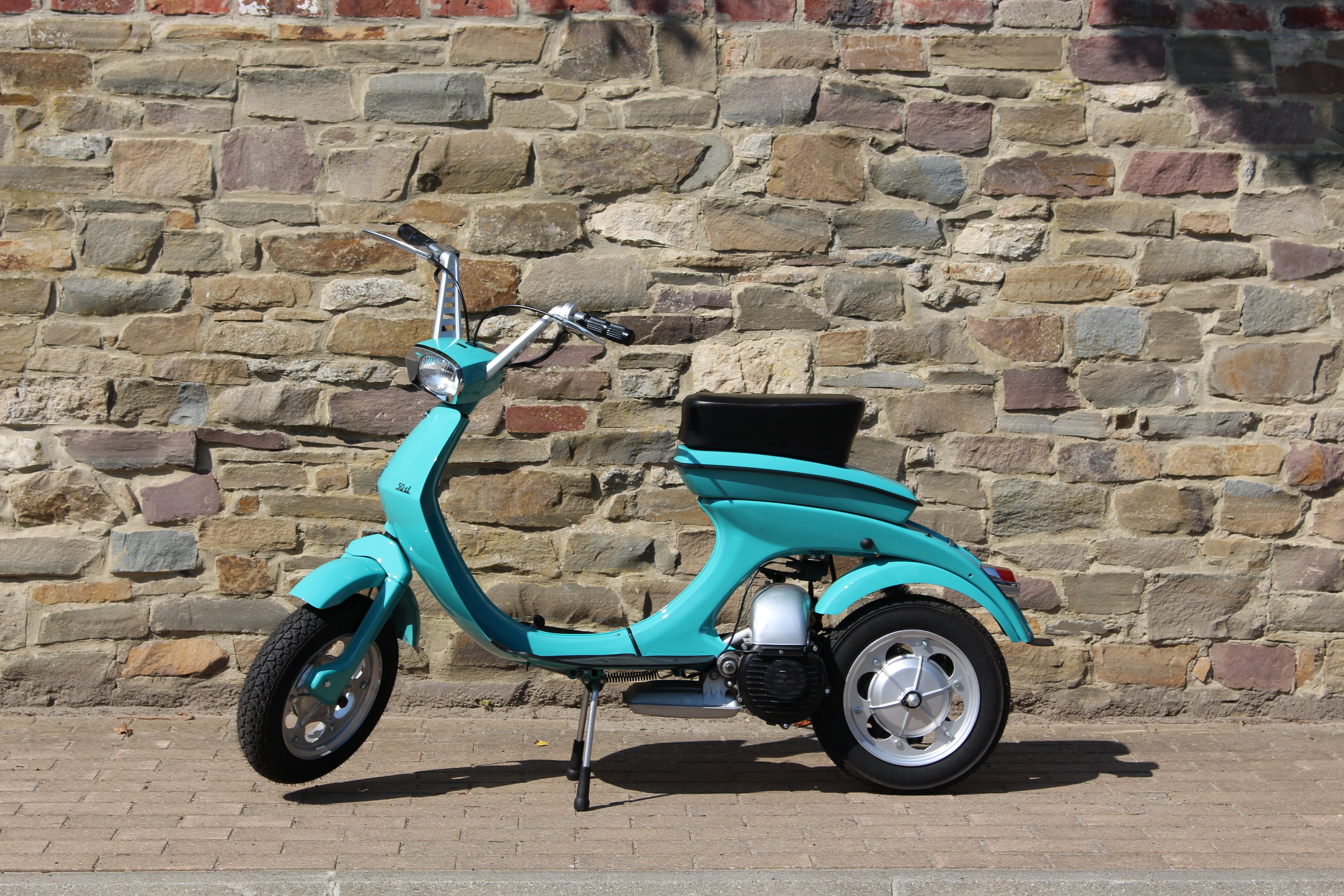 transportation, wall - building feature, motor scooter, outdoors, stationary, built structure, stone wall, dolce vita, wheel, architecture, land vehicle, HD Wallpaper