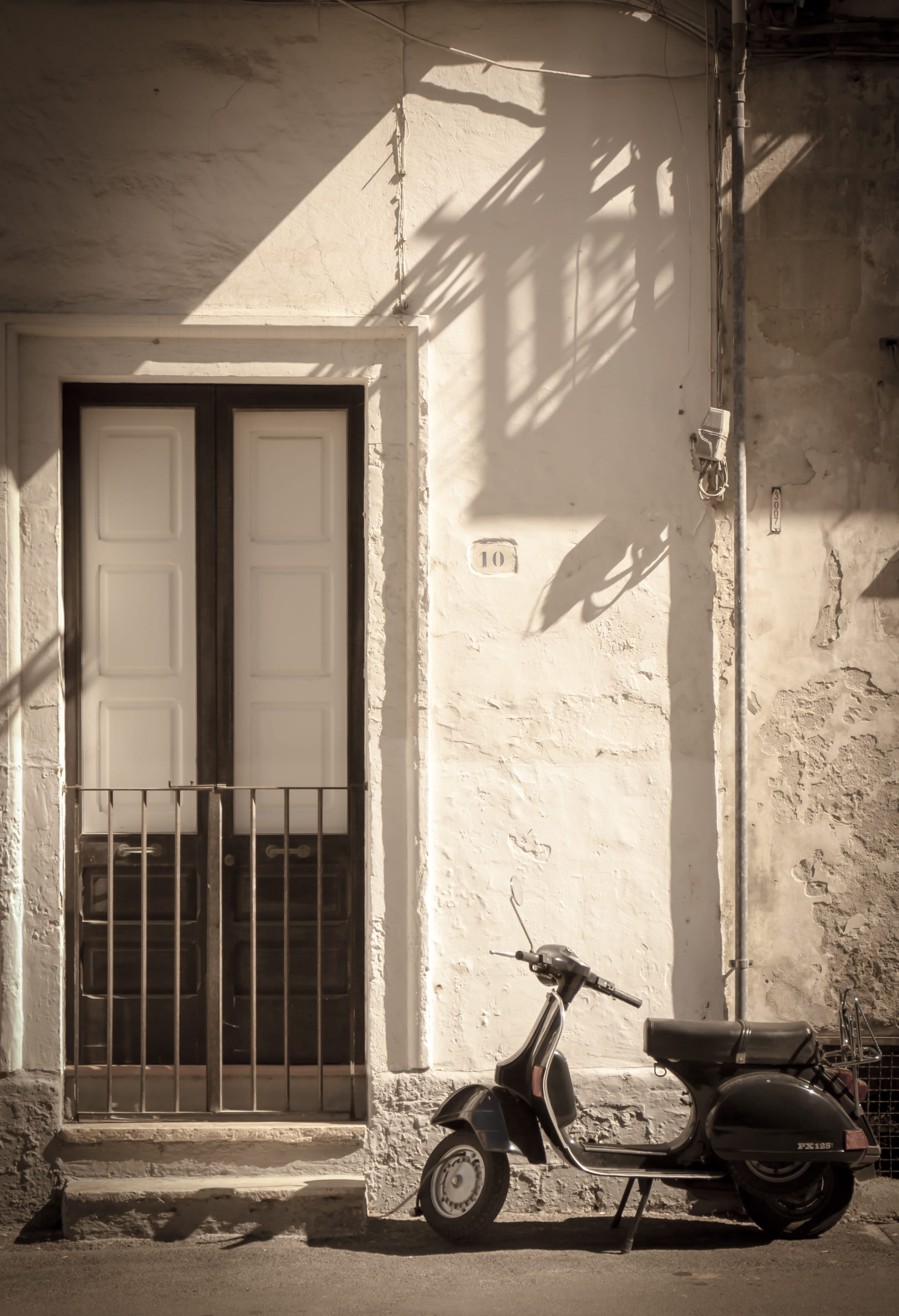 house, italy, wheel, vintage, 2K, residential district, entrance, day, motor scooter, black and white, building, building exterior, vespa, sepia, architecture, Phone HD Wallpaper