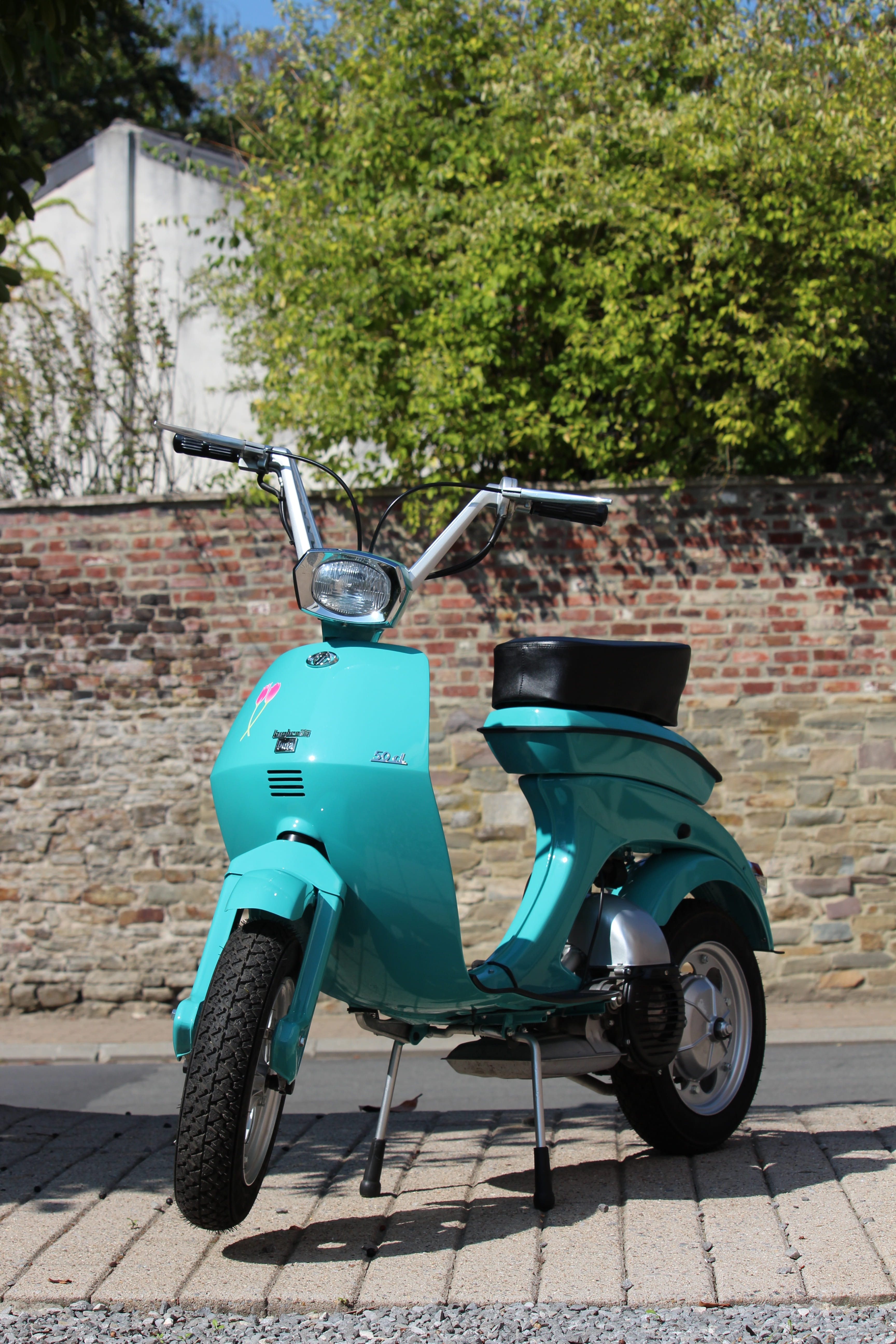 stationary, green color, sunlight, innocenti, motor scooter, tree, footpath, no people, outdoors, nature, transportation, city, land vehicle, wall, day, Phone HD Wallpaper