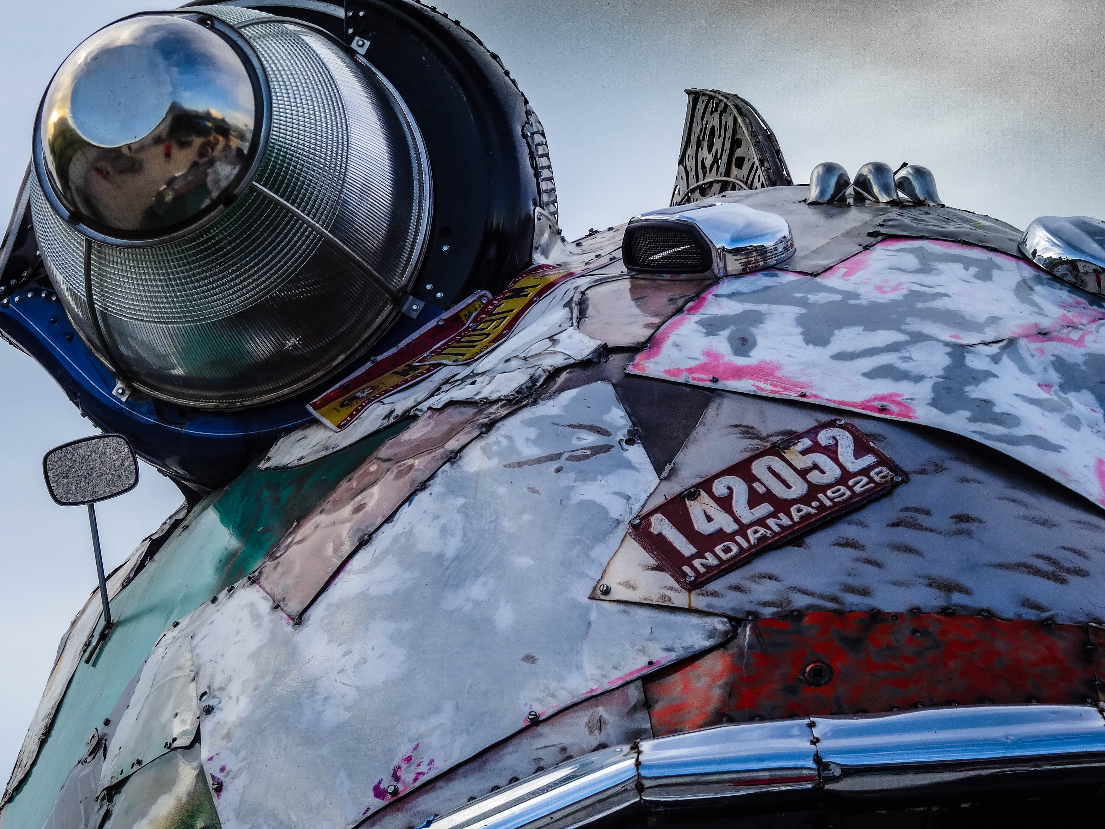 metal, plate, united states, western script, 2K, sign, day, eye, text, communication, land vehicle, outdoors, steel, light, clothing, blight, fish, security, HD Wallpaper