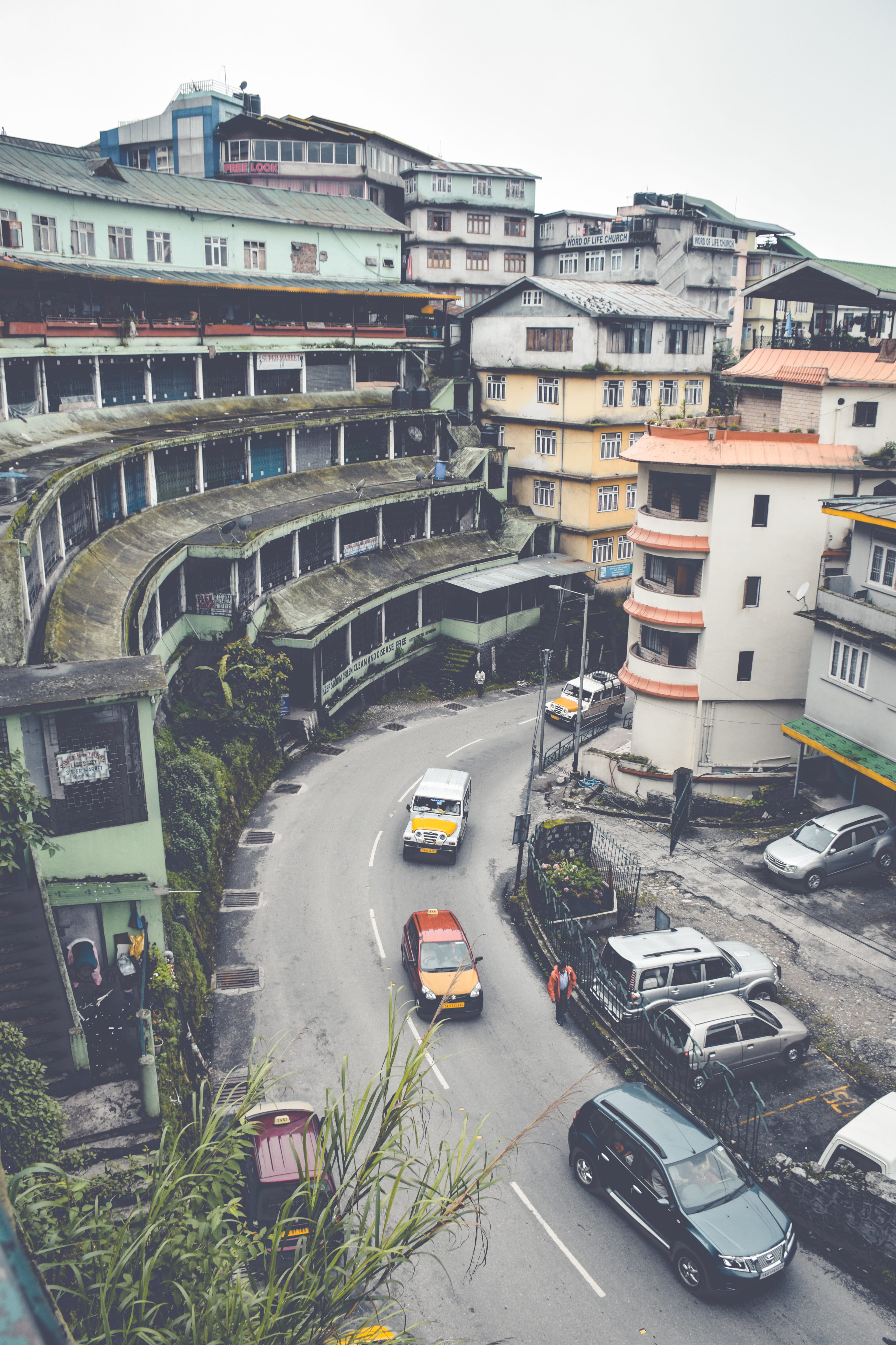 buildings, sikkim, transportation, outdoors, residential district, traffic, car, city, citylife, turn, built structure, city life, nature, india, high angle view, Phone HD Wallpaper