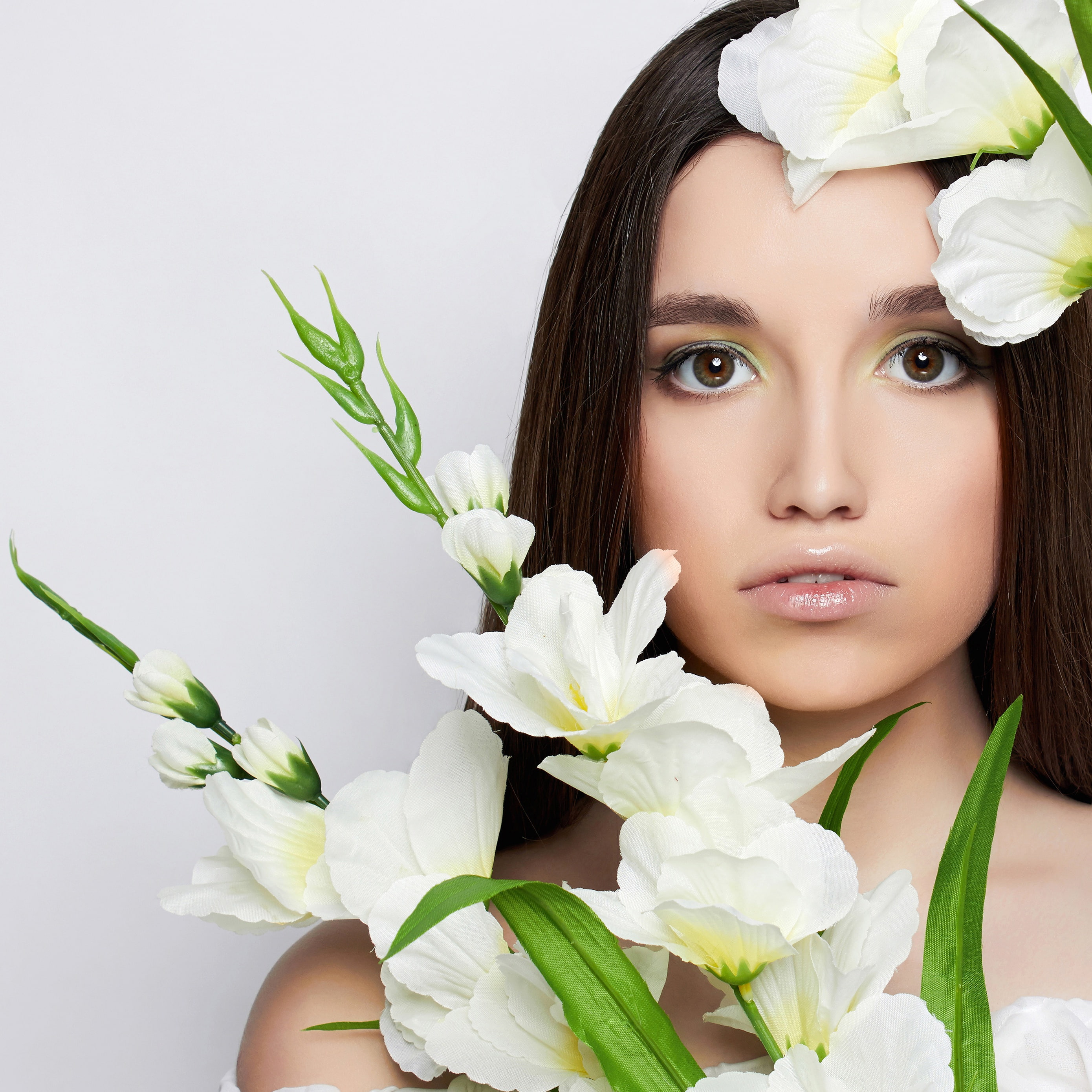 close-up, white, hairstyle, background, portrait, flowers, brown hair, 2K, eustoma, makeup, look, beauty, Phone HD Wallpaper