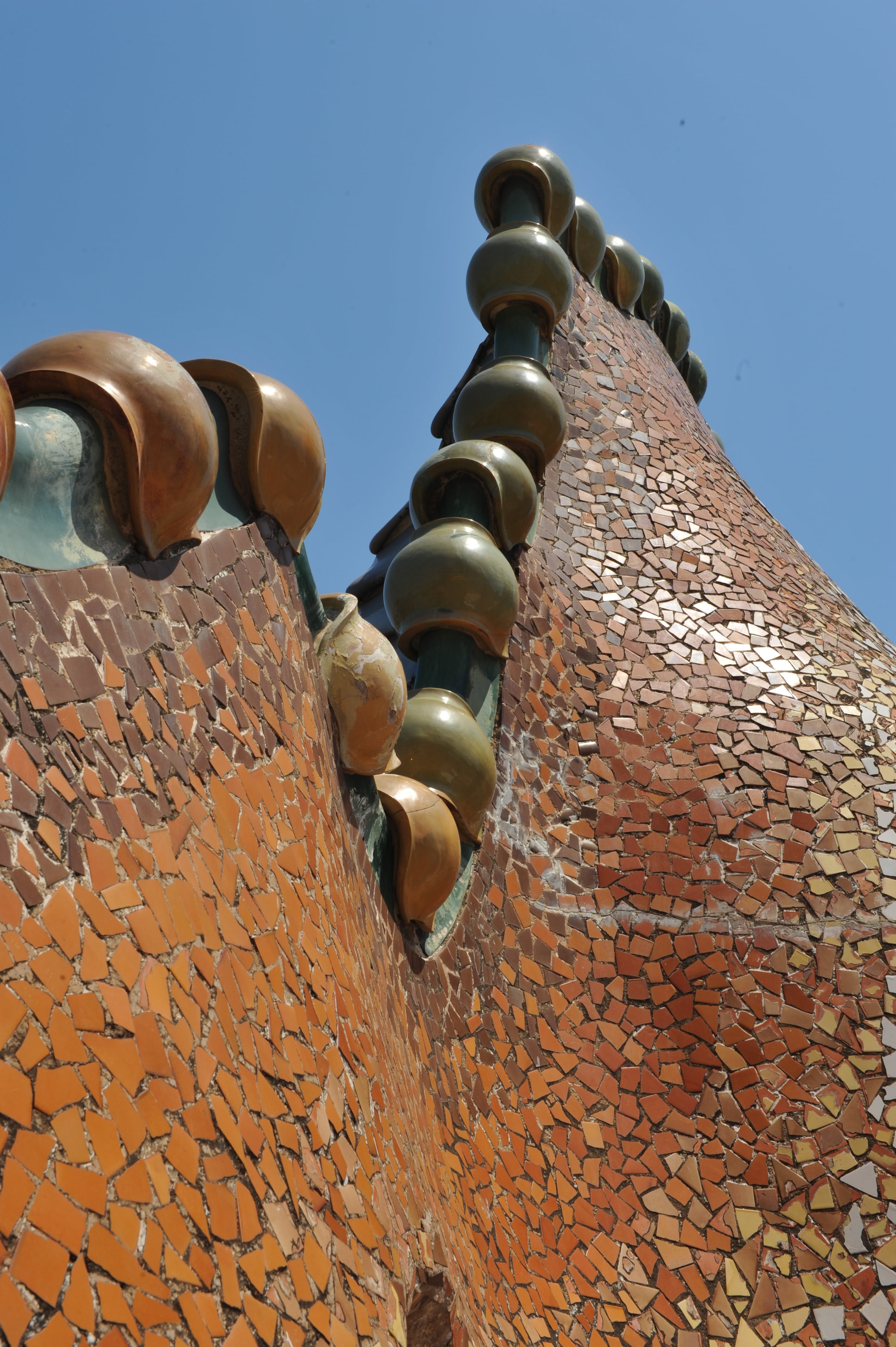 4K, wall - building feature, building exterior, the past, brick, battlò, wall, sunlight, brick wall, particular, gaudí, history, coverage, metal, no people, Phone HD Wallpaper