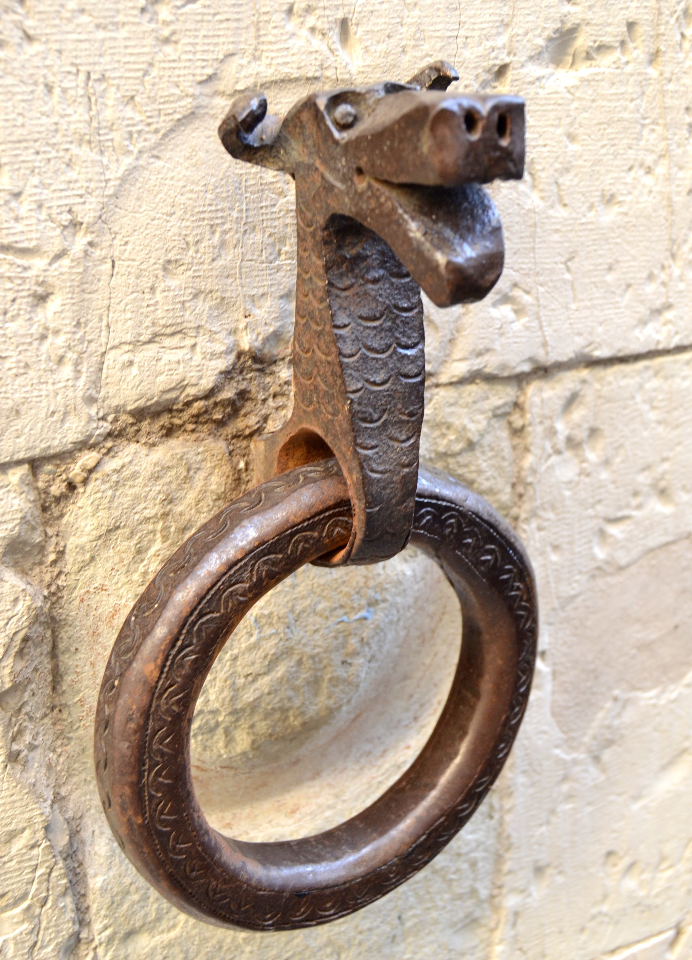 metal, day, animal themes, ornate, old, sculpture, gubbio, wall - building feature, rusty, history, architecture, 2K, no people, close-up, sunlight, animal, Phone HD Wallpaper