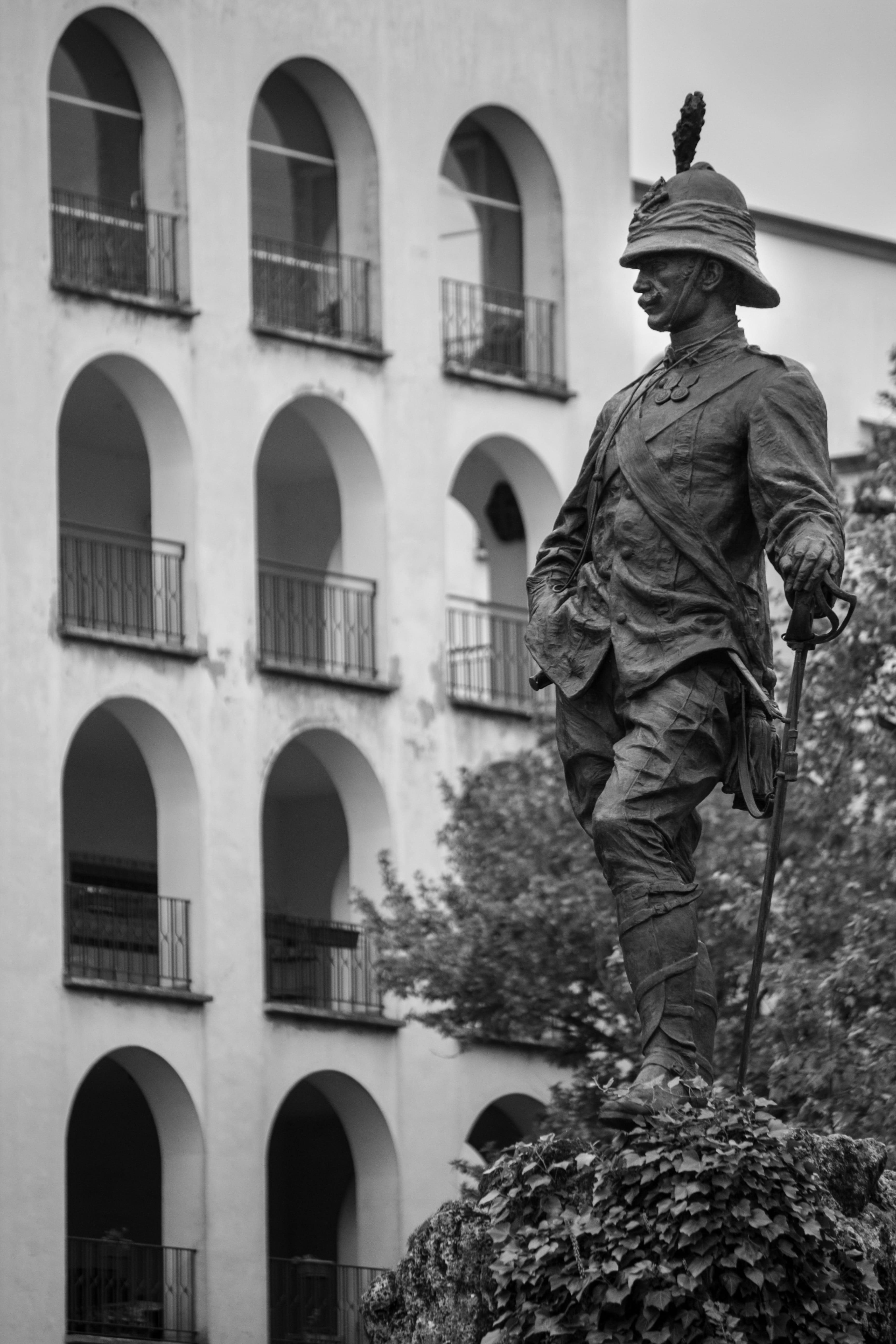 italy, built structure, pedestal, army soldier, uniform, military, nature, statues, warriors, sculpture, one person, particular, history, building, victorian, Phone HD Wallpaper