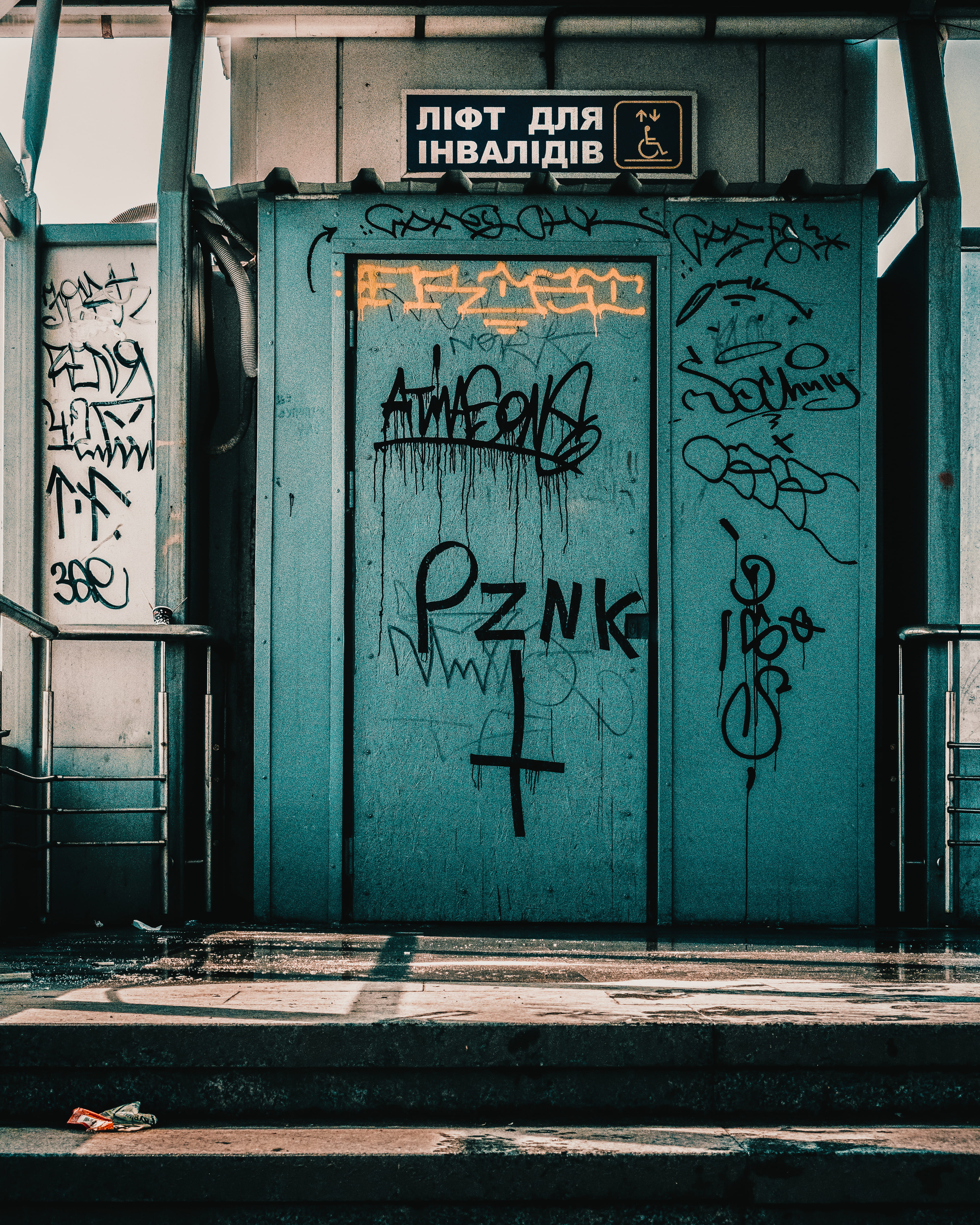 text, wall - building feature, closed, western script, no people, building, building exterior, step, message, wooden, 4K, built structure, creativity, Phone HD Wallpaper