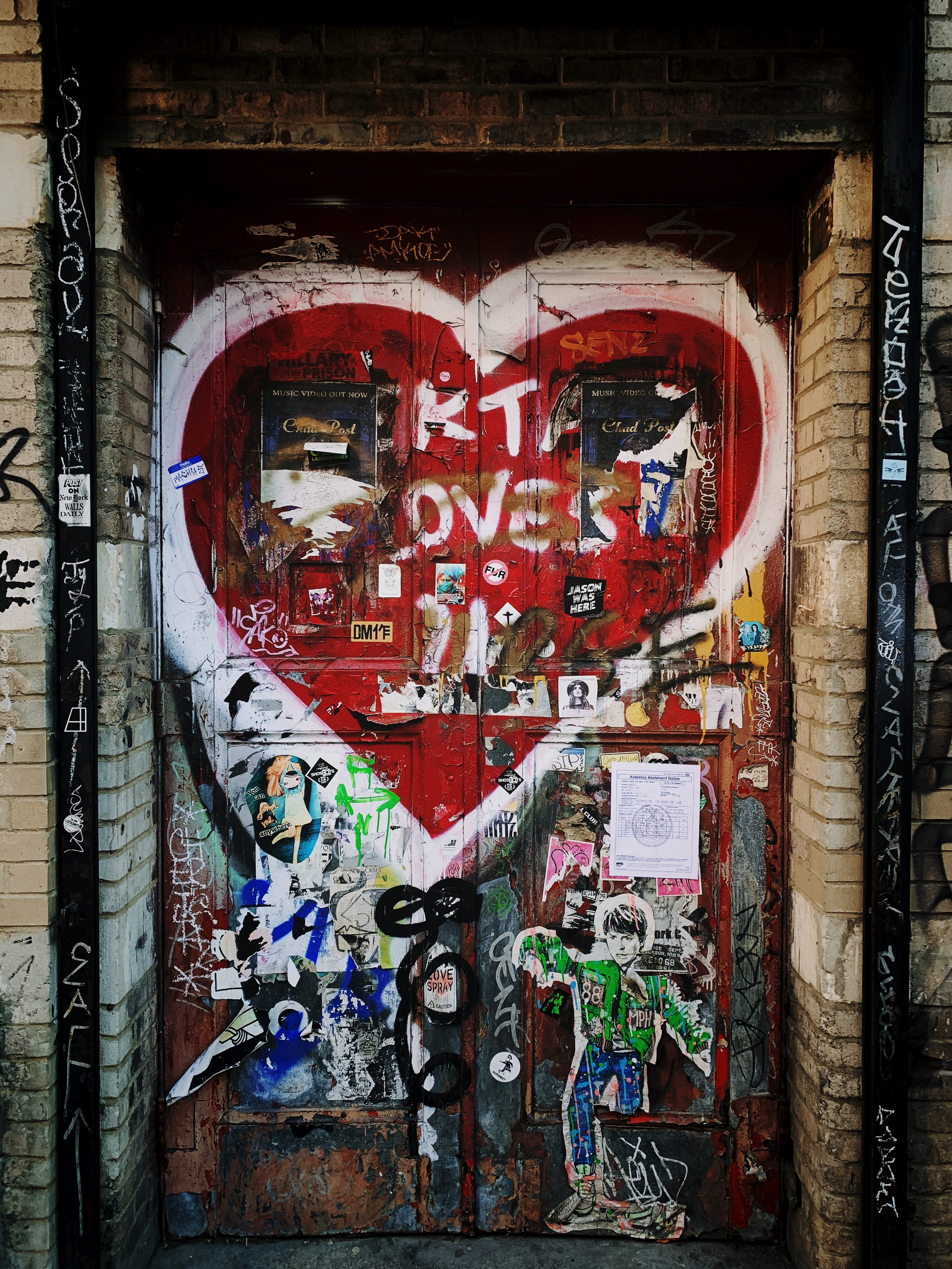 red, building exterior, old, text, representation, new york, no people, wall - building feature, paint, building, heart, art and craft, built structure, Phone HD Wallpaper