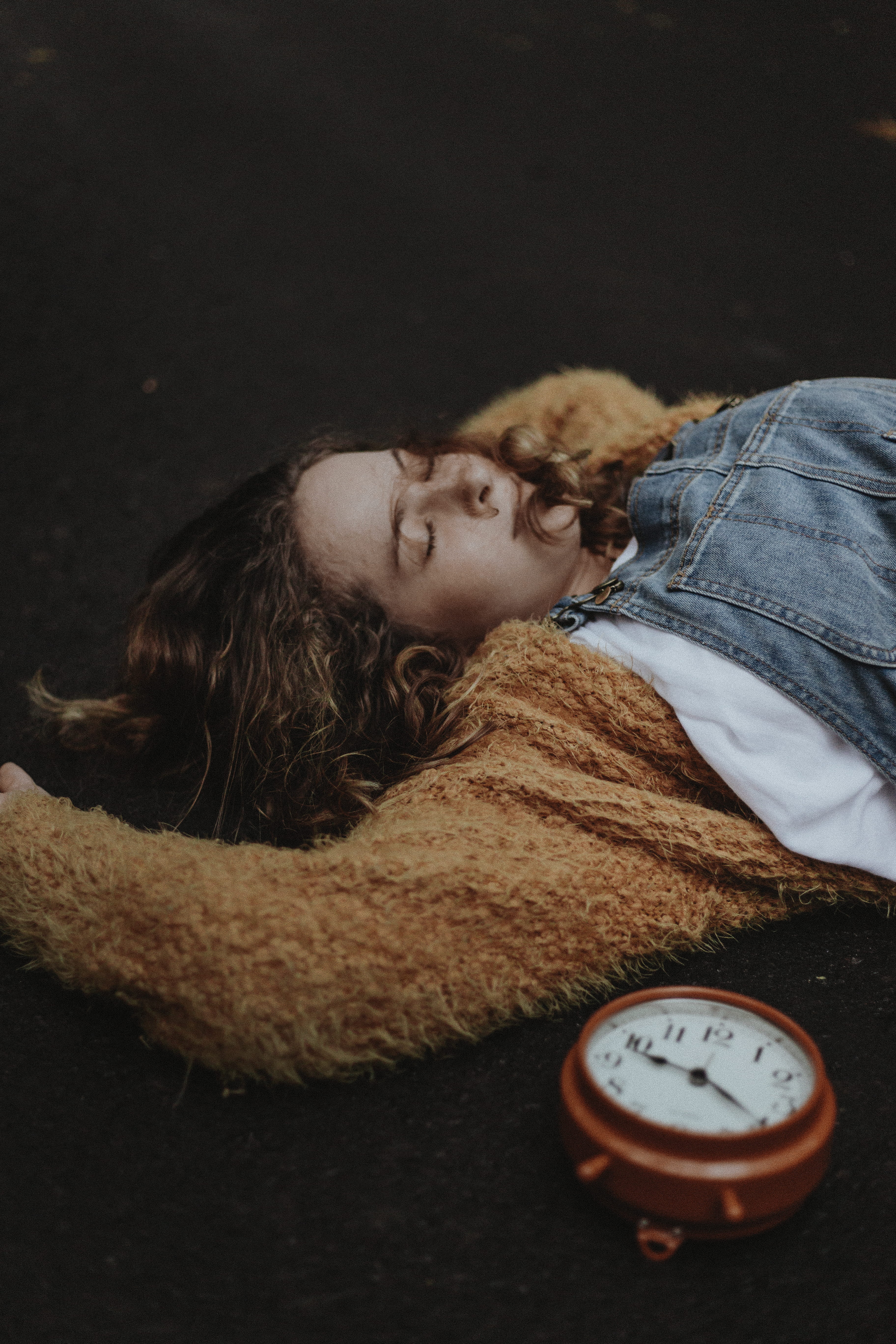 lifestyles, waking up, brunette, one Woman Only, alarm, one Person, female, alarmclock, tired, resting, people, 5K, females, cheerful, girls, dungaree, Phone HD Wallpaper