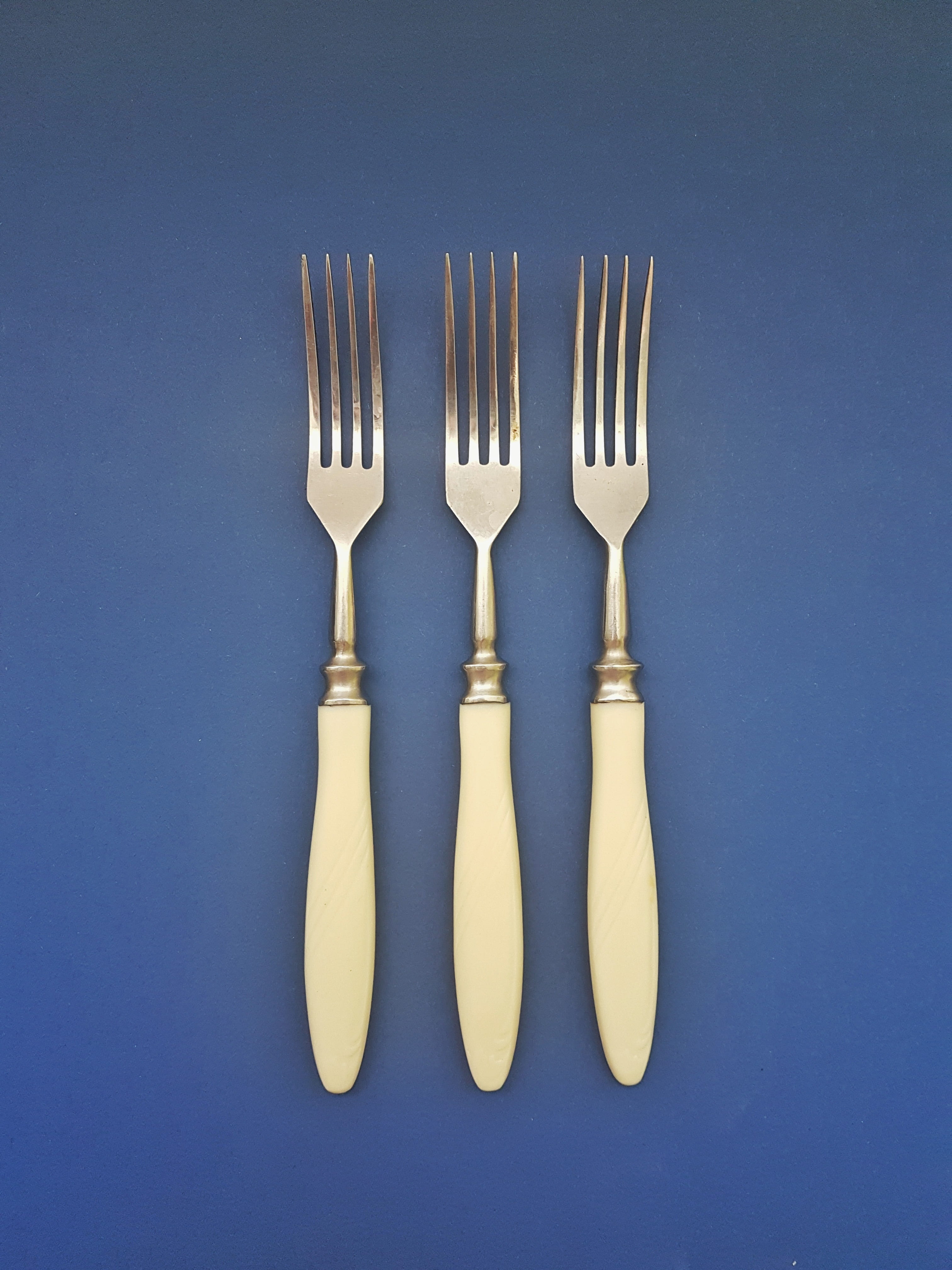 background, canteen, kitchen utensil, grunge, blue background, silver, arrangement, steel, macro, cut out, village, red, studio shot, variation, vintage, Phone HD Wallpaper
