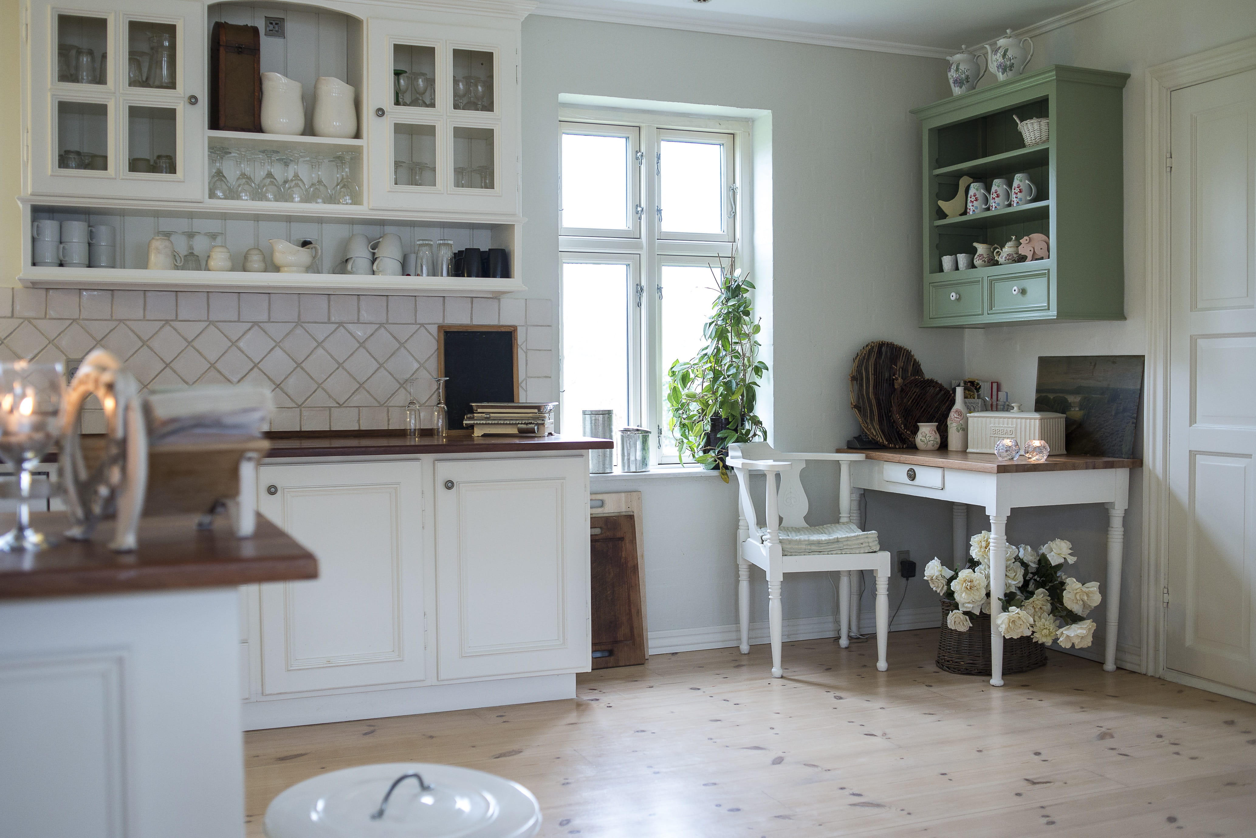 kitchen, seat, bookcase, flooring, home interior, storage, decor, shelving, house, cabinet, shelf, shelves, chairs, chair, houseplant, indoors, furniture, HD Wallpaper