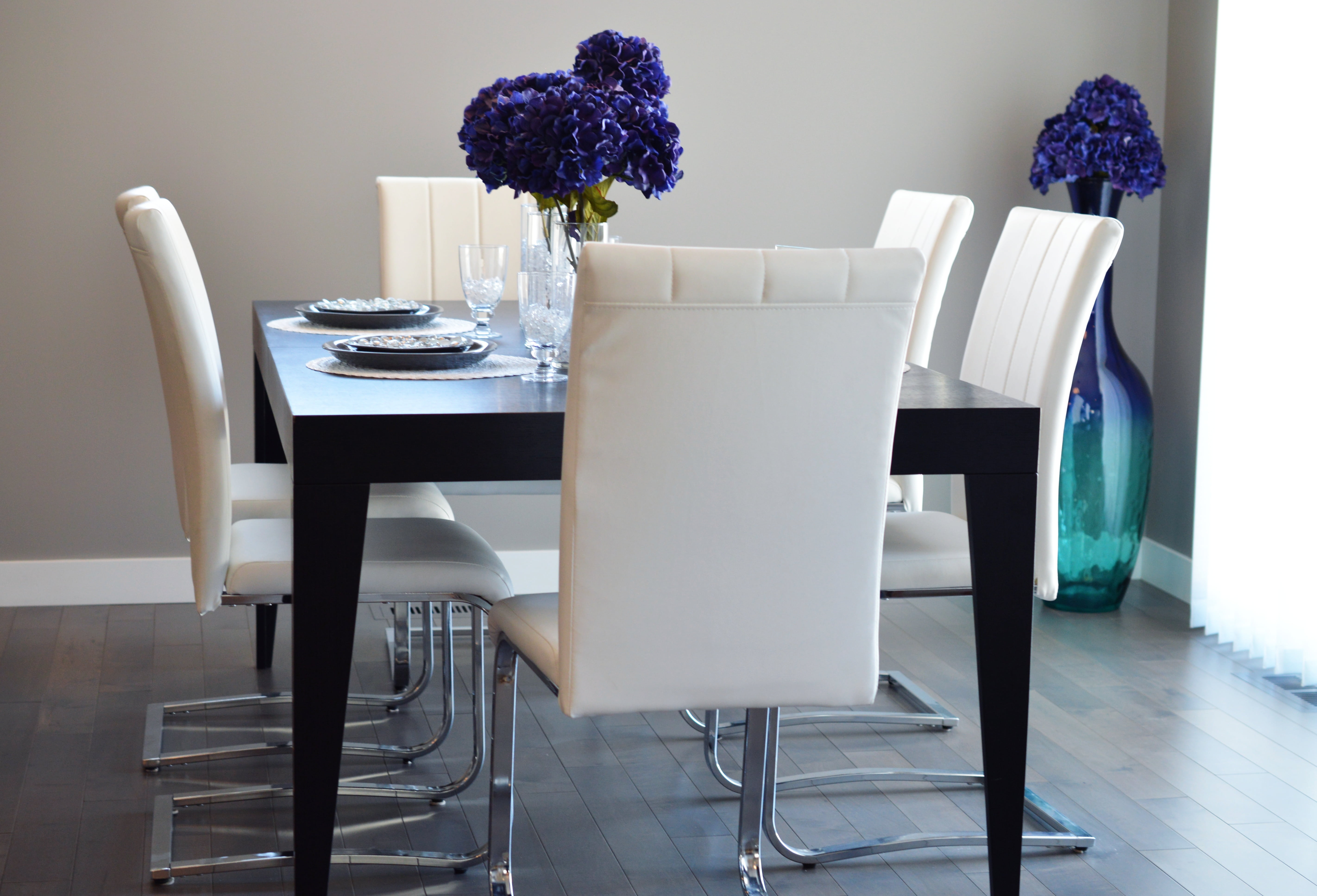 purple, dinner, elegance, 5K, seat, flooring, glass, table, furniture, arrangement, drinking glass, black, decor, flower head, upscale, plant, vase, modern, HD Wallpaper