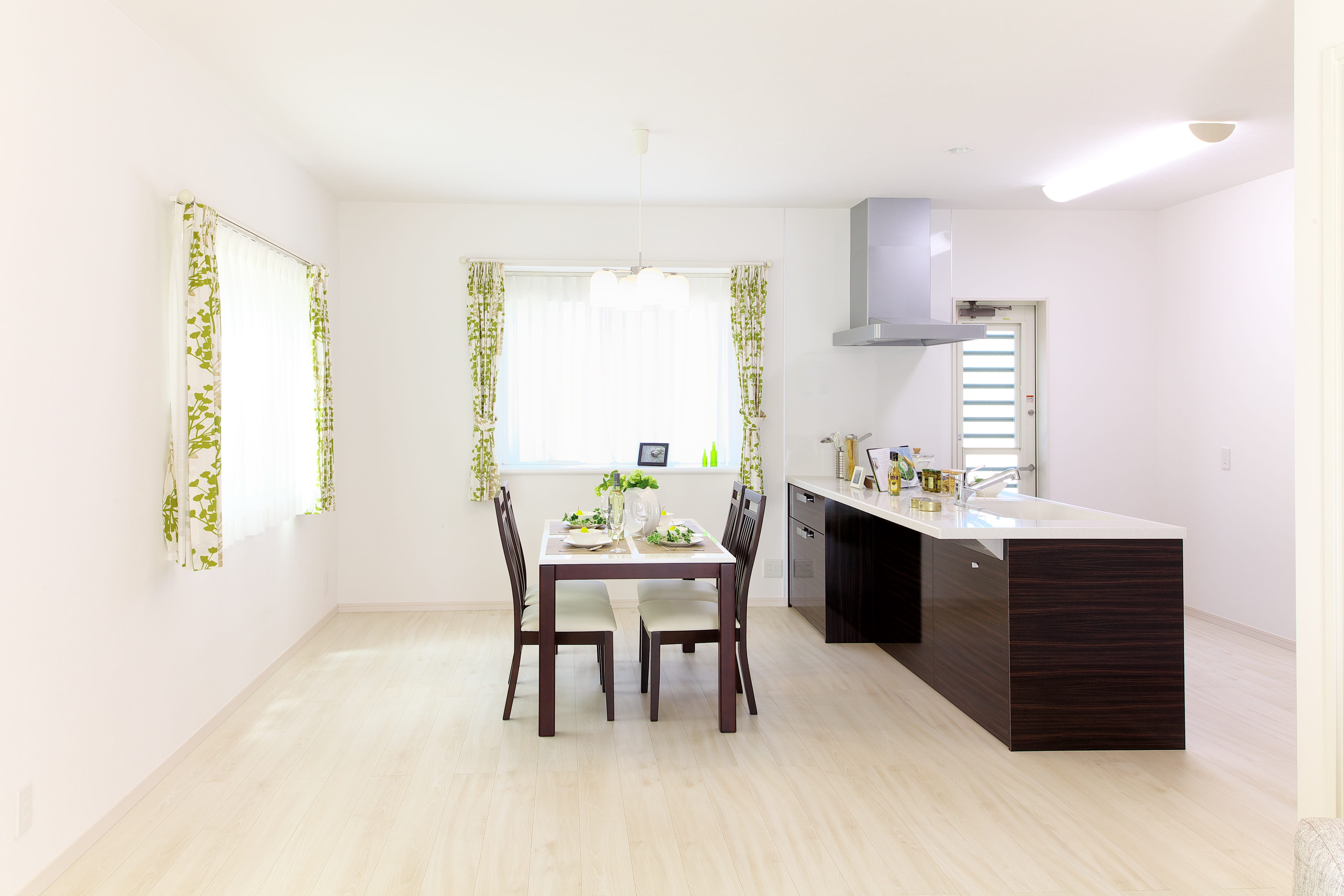 interior design, wood, dining table, day, room, chairs, ceiling, 4K, apartment, table, modern, contemporary, lamp, windows, brown, architecture, seat, HD Wallpaper
