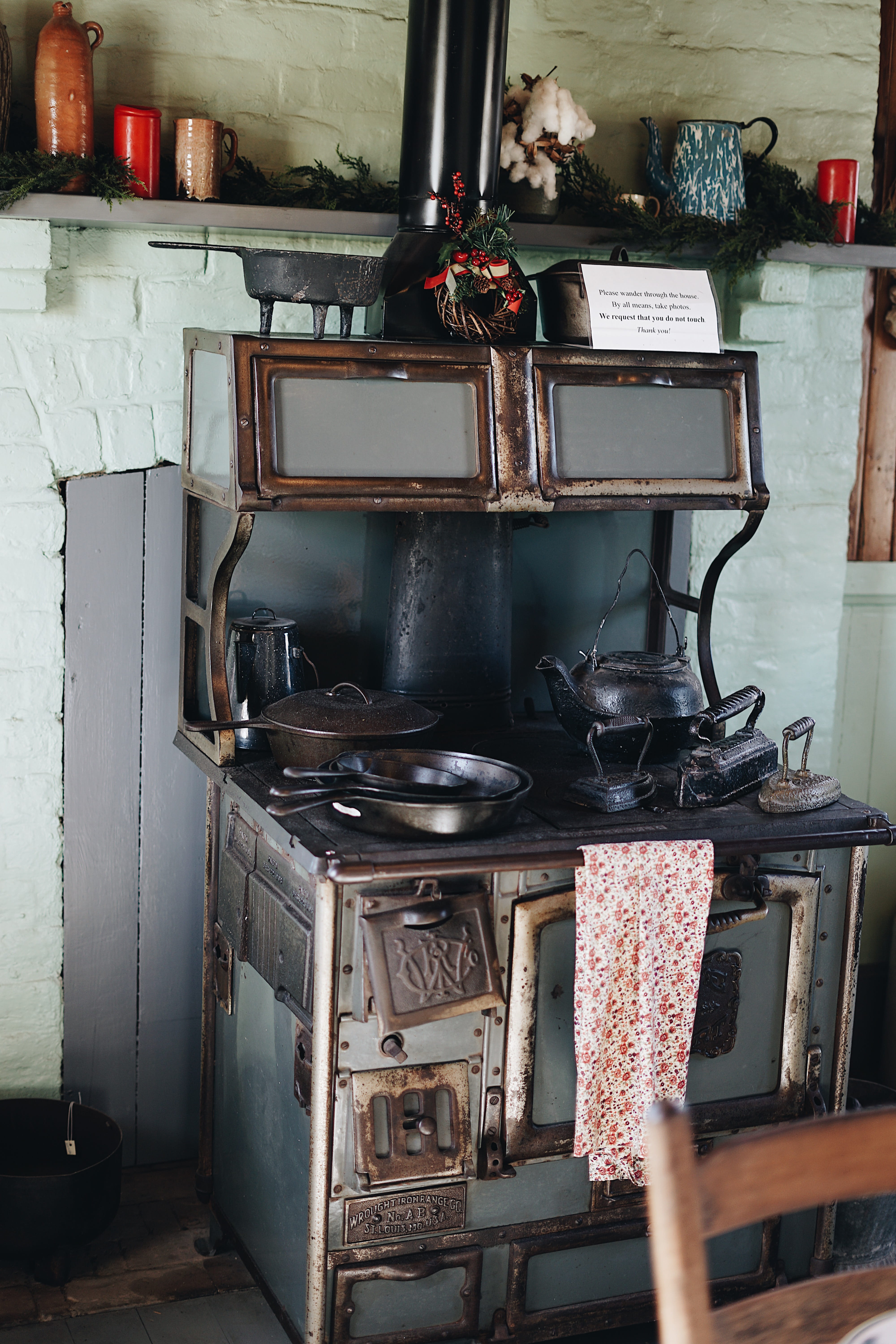 cookwares, gray, blossom, burner, appliance, domestic room, room, stove, cooker, couch, cabinet, no people, indoors, shelf, old, gas stove, home interior, Phone HD Wallpaper