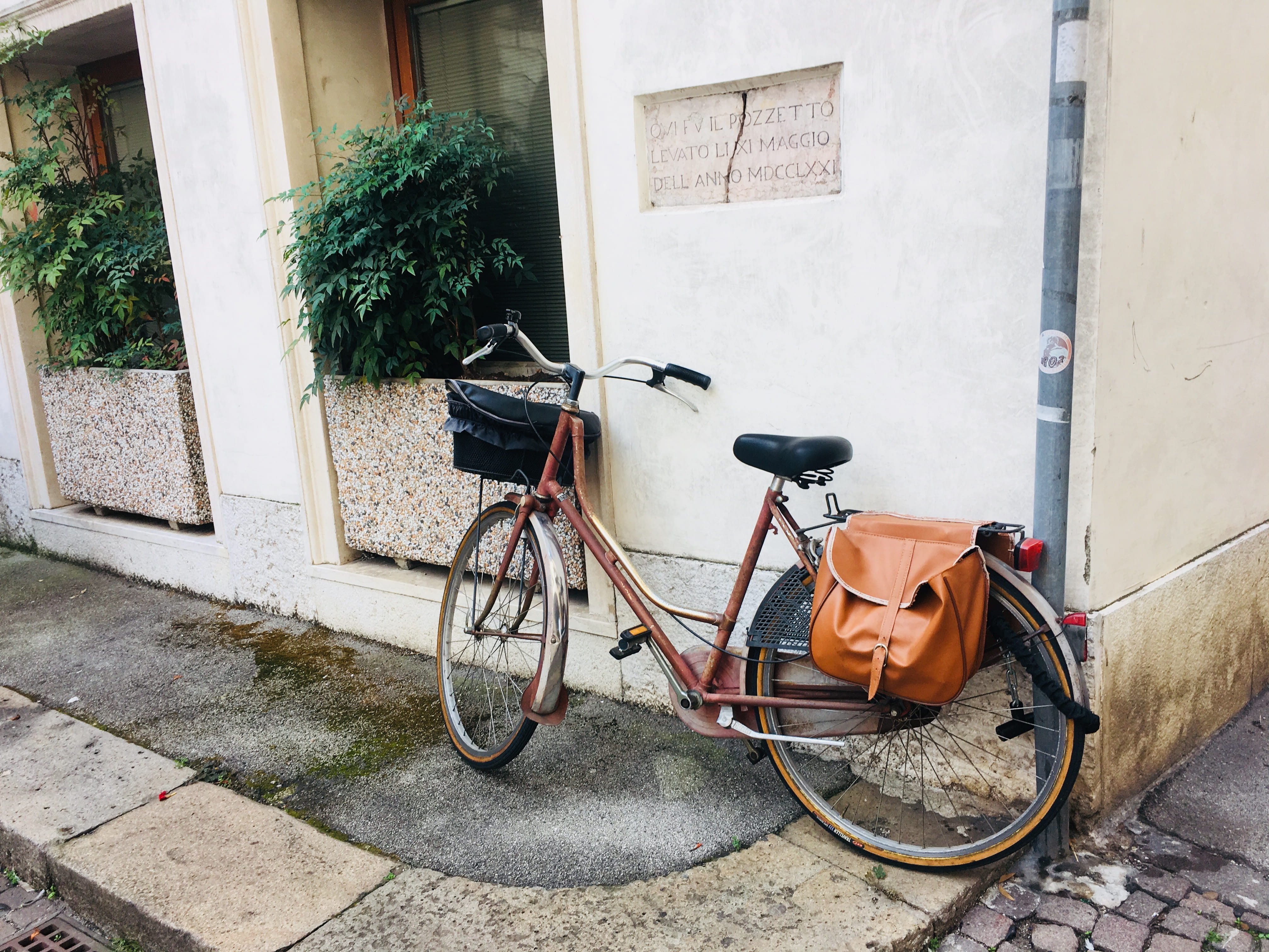 contrà pozzetto, walkway, wall, daytime, 4K, bag, leather, building exterior, day, parked, vicenza, architecture, mode of transportation, wall - building feature, HD Wallpaper