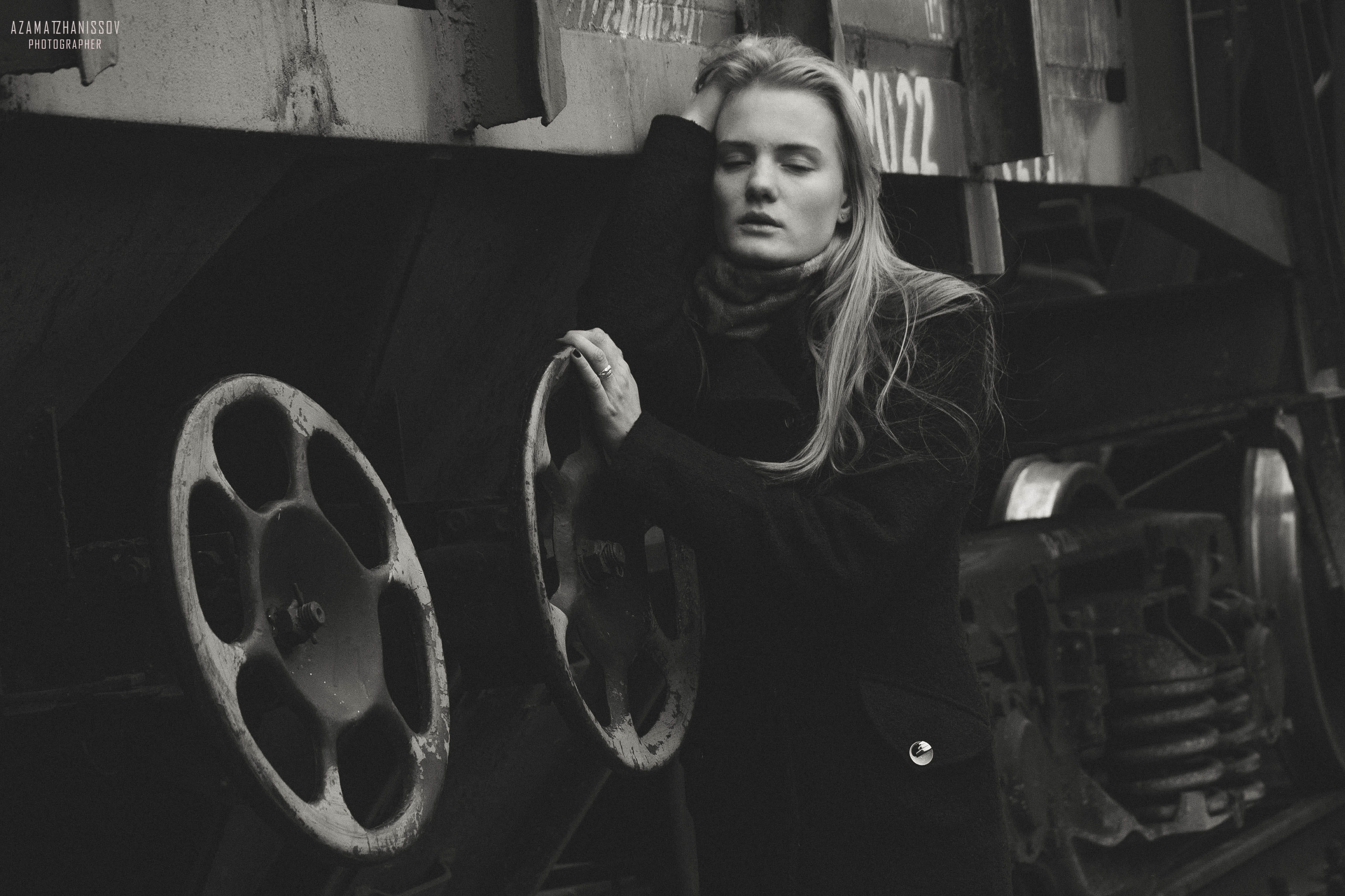 spoke, mouse, long hair, adult, casual clothing, person, lifestyles, electronics, young women, wheel, chair, shelf, truck, tire, leisure activity, 4K, HD Wallpaper