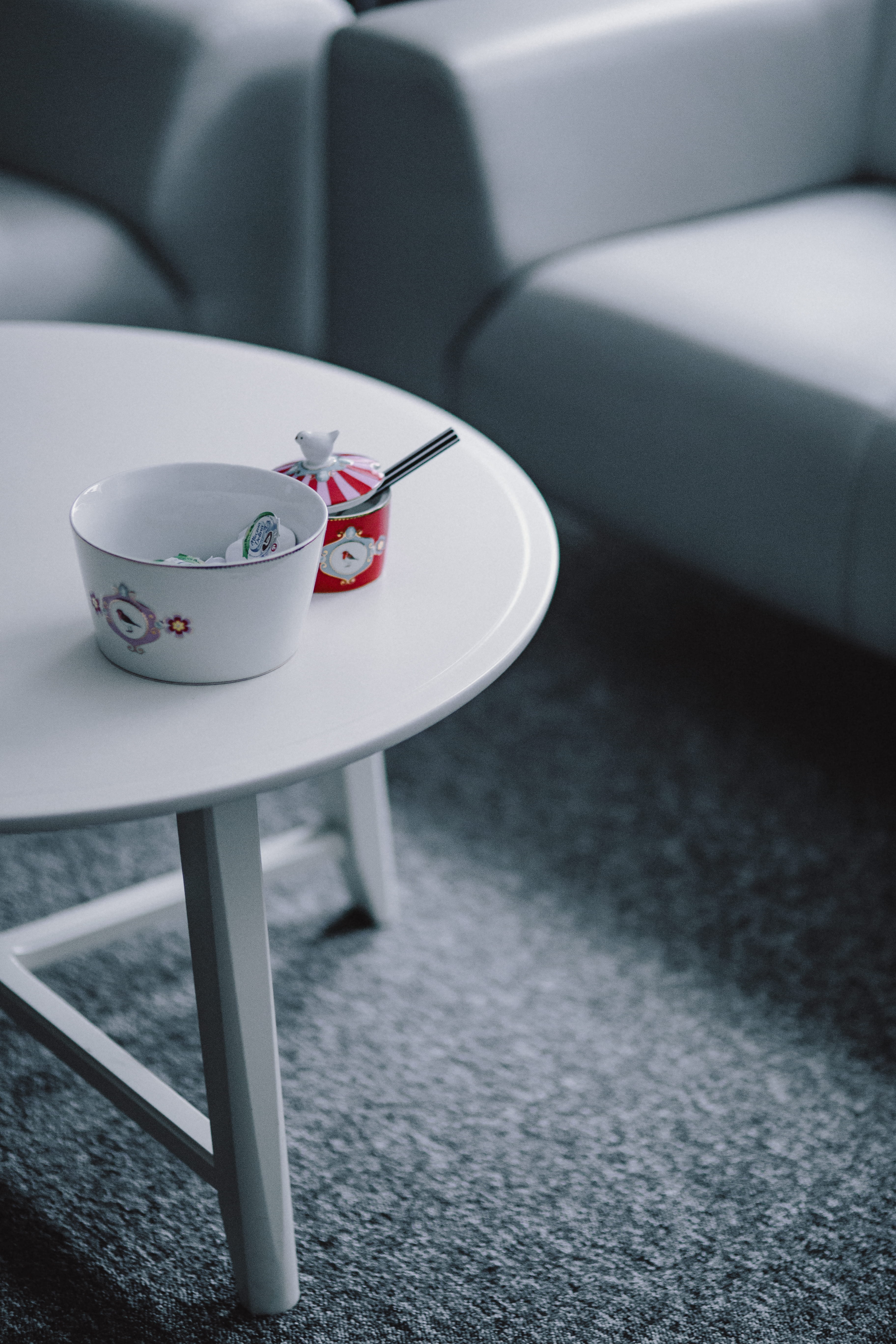 interior design, design, minimalist, mug, domestic Room, grey, tea - hot drink, coffee, crockery, day, chair, coffee - drink, selective focus, modern, table, Phone HD Wallpaper